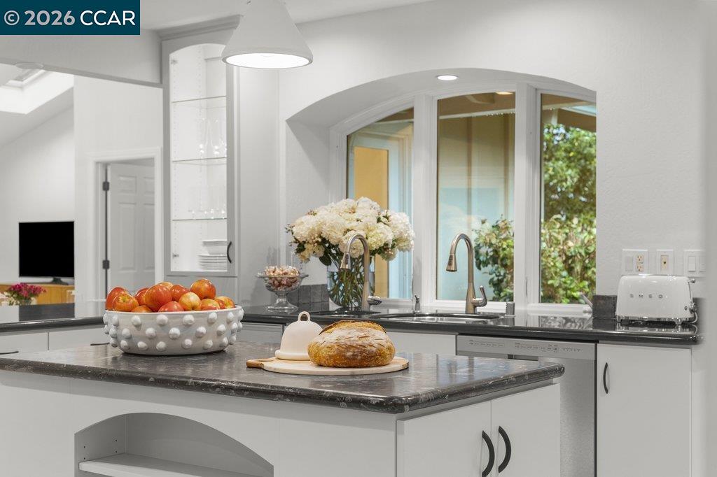 Detail Gallery Image 24 of 59 For 118 Alvern Court, Alamo,  CA 94507 - 4 Beds | 4 Baths