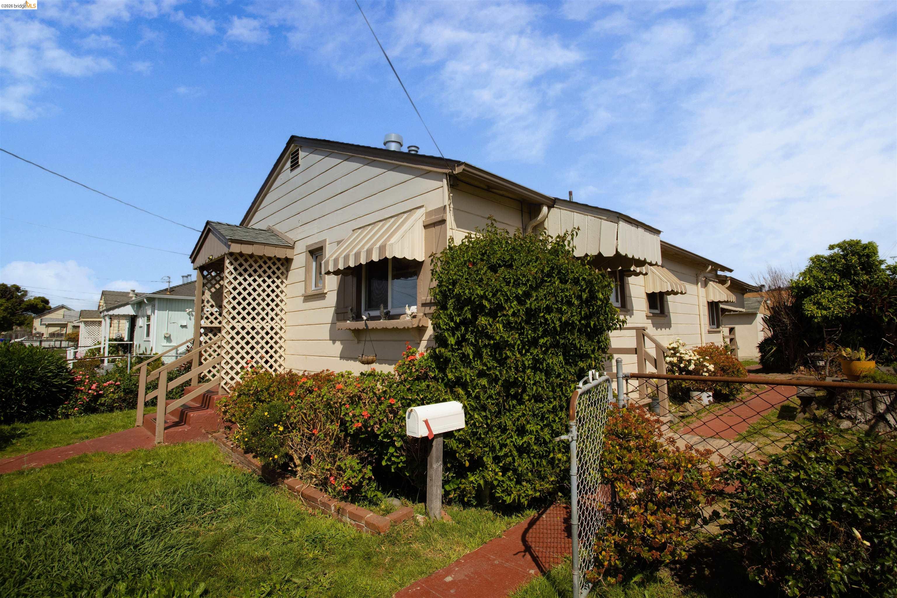 Detail Gallery Image 2 of 29 For 142 S 42nd Street, Richmond,  CA 94804 - 3 Beds | 1/1 Baths