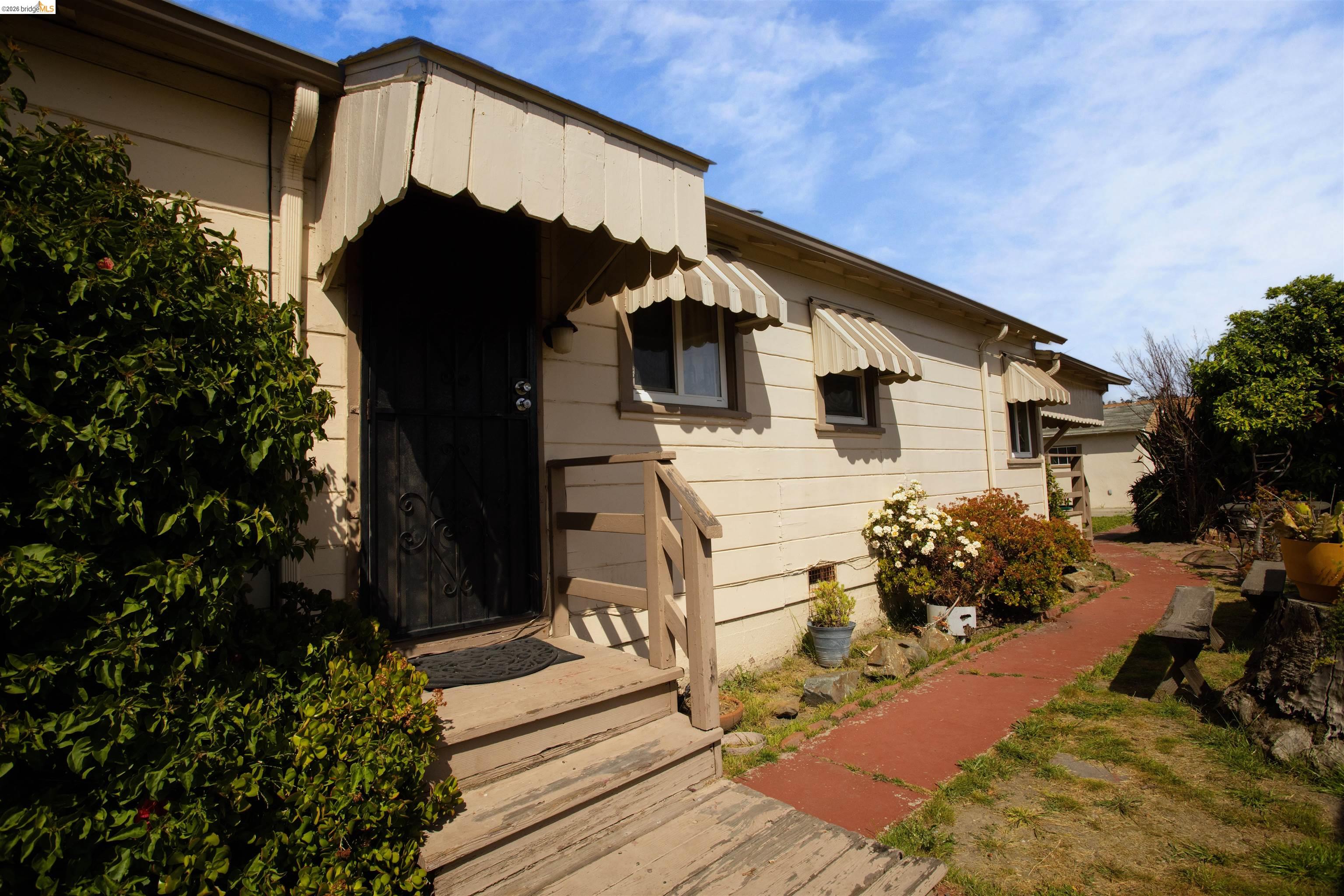 Detail Gallery Image 3 of 29 For 142 S 42nd Street, Richmond,  CA 94804 - 3 Beds | 1/1 Baths