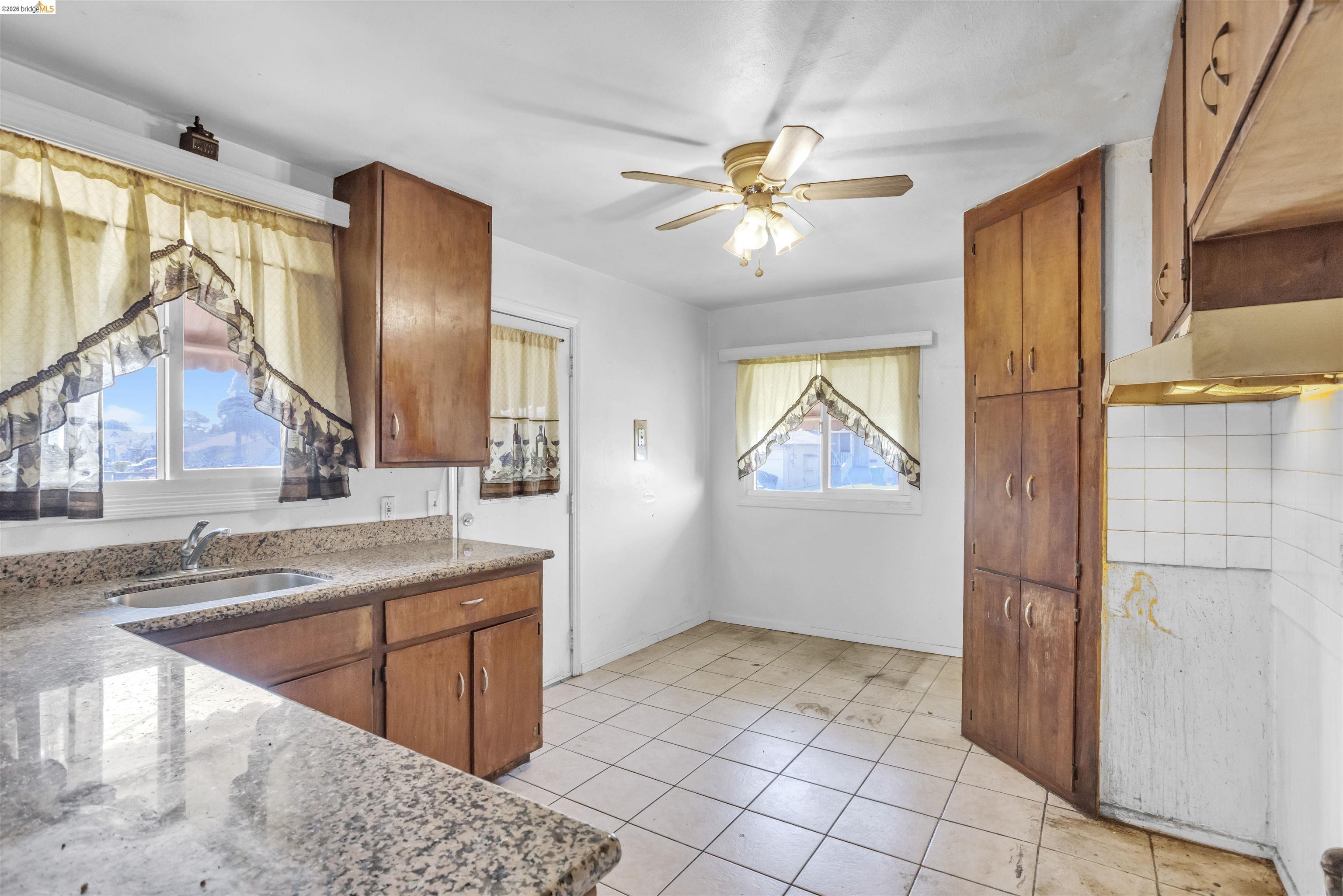 Detail Gallery Image 8 of 29 For 142 S 42nd Street, Richmond,  CA 94804 - 3 Beds | 1/1 Baths