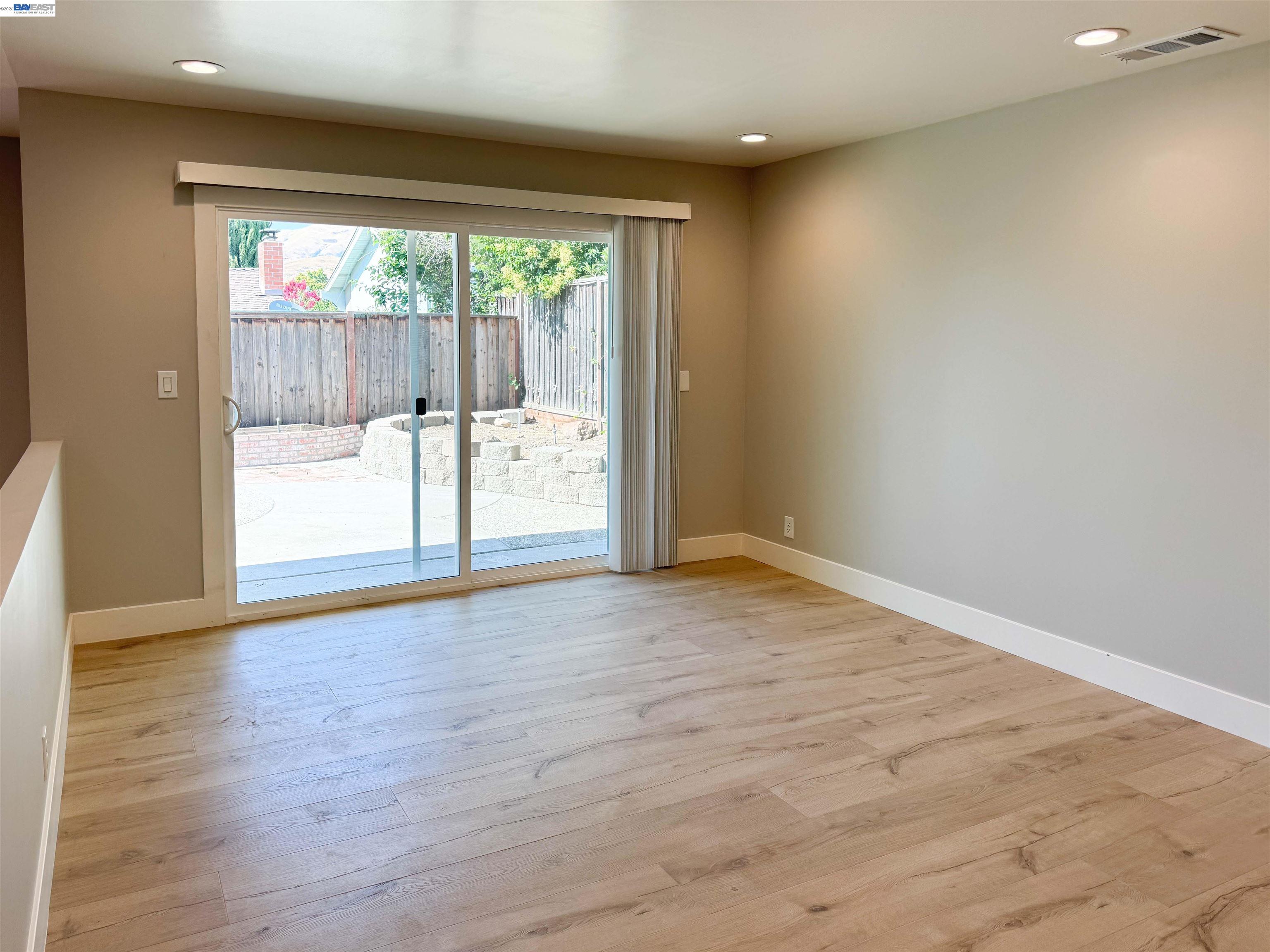 Detail Gallery Image 5 of 20 For 2071 Seacliff, Milpitas,  CA 95035 - 4 Beds | 2 Baths