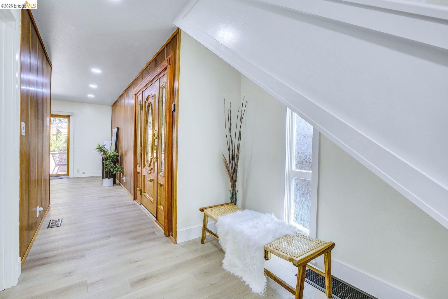 Detail Gallery Image 2 of 38 For 6635 Banning Dr, Oakland,  CA 94611 - 2 Beds | 1/1 Baths