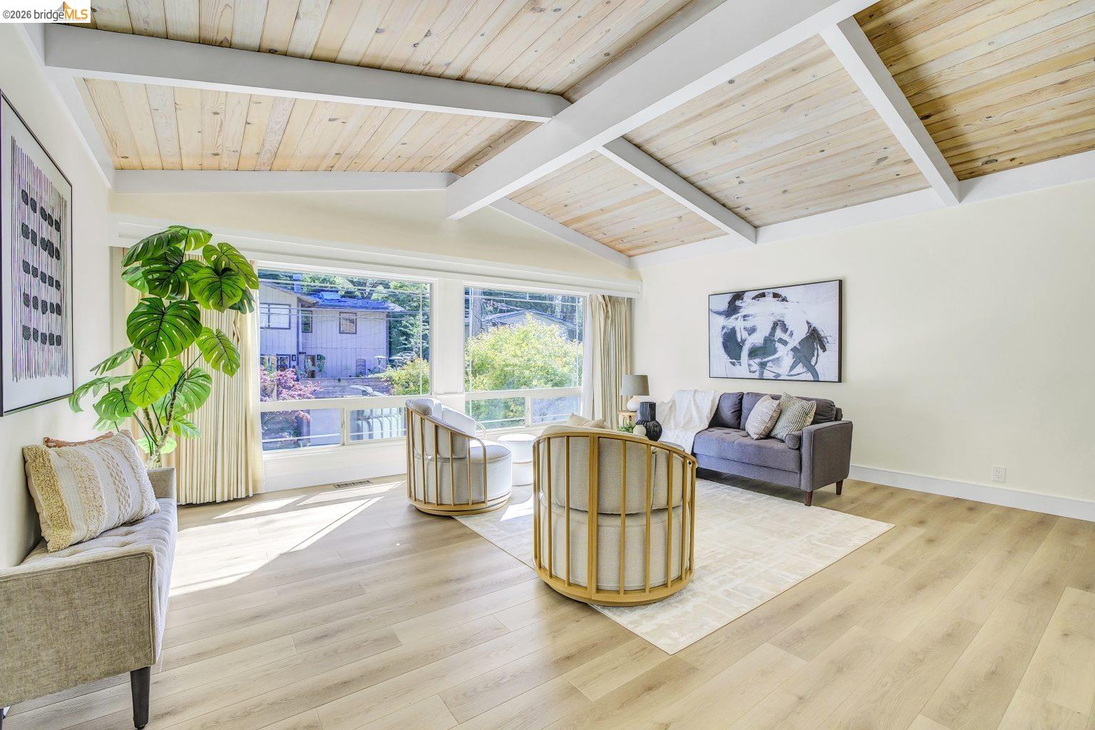 Detail Gallery Image 12 of 38 For 6635 Banning Dr, Oakland,  CA 94611 - 2 Beds | 1/1 Baths