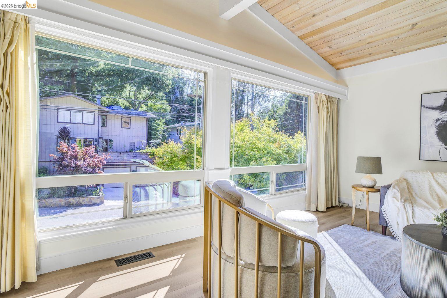 Detail Gallery Image 15 of 38 For 6635 Banning Dr, Oakland,  CA 94611 - 2 Beds | 1/1 Baths