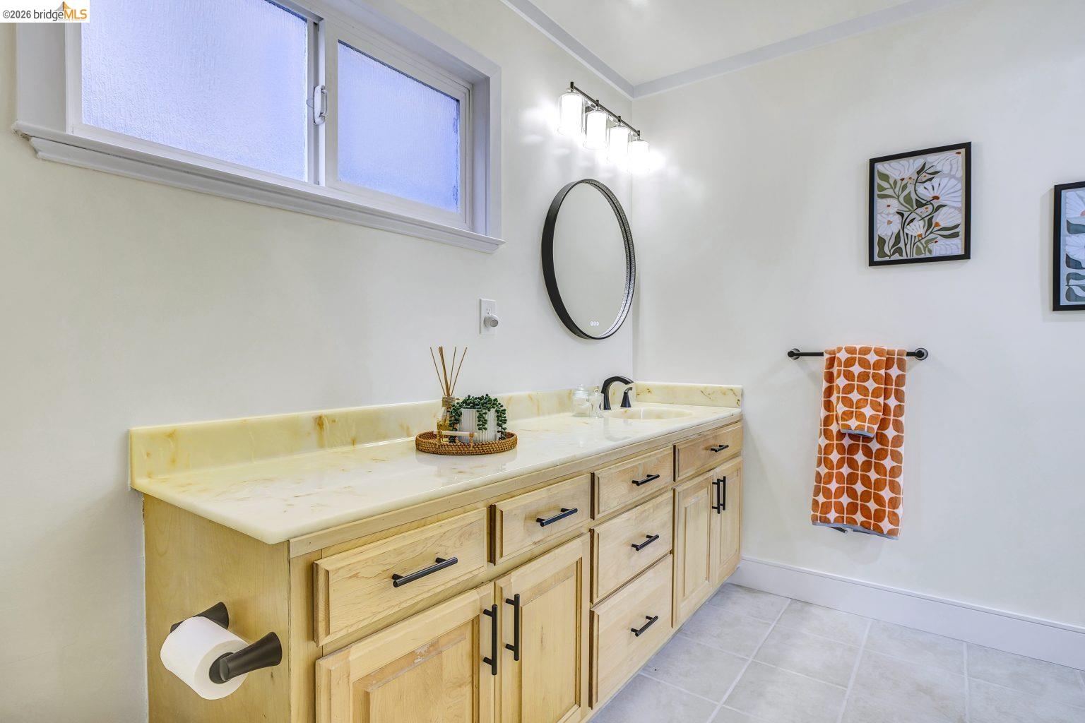 Detail Gallery Image 18 of 38 For 6635 Banning Dr, Oakland,  CA 94611 - 2 Beds | 1/1 Baths