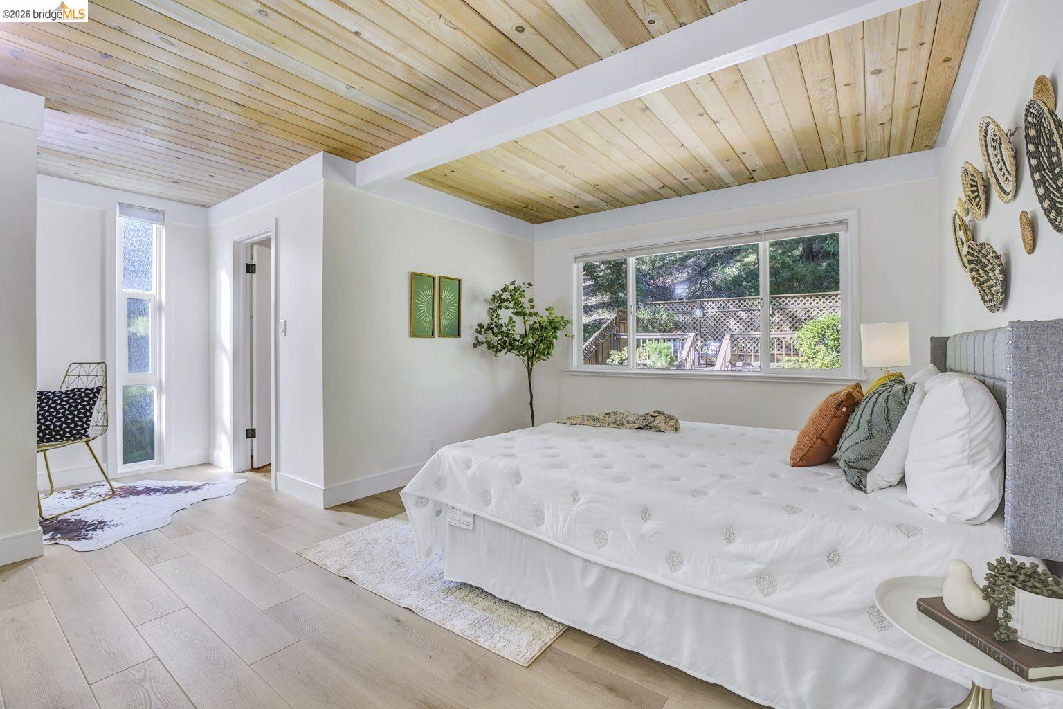 Detail Gallery Image 22 of 38 For 6635 Banning Dr, Oakland,  CA 94611 - 2 Beds | 1/1 Baths