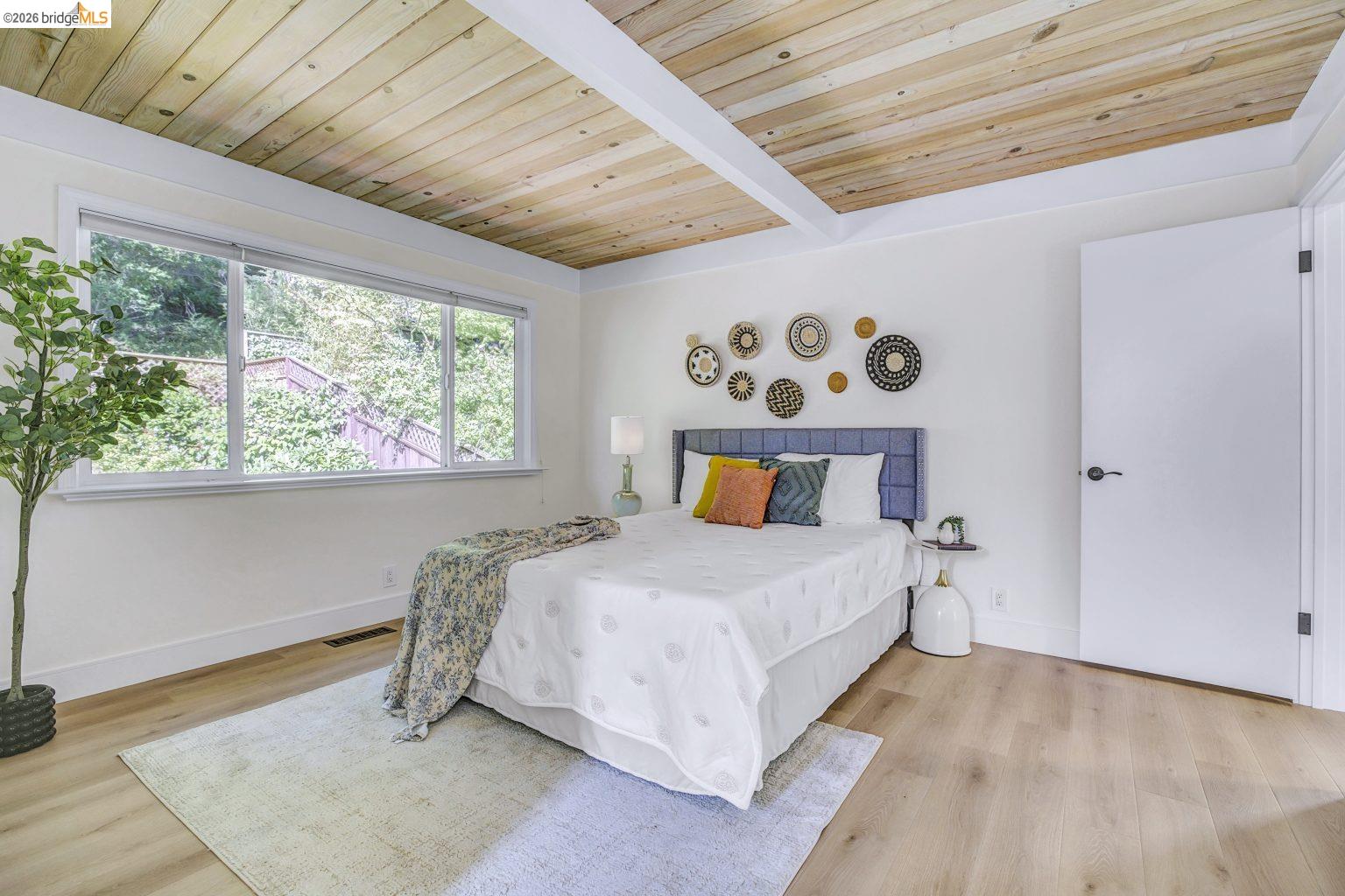 Detail Gallery Image 24 of 38 For 6635 Banning Dr, Oakland,  CA 94611 - 2 Beds | 1/1 Baths