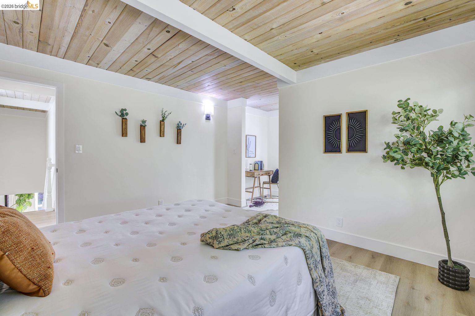 Detail Gallery Image 25 of 38 For 6635 Banning Dr, Oakland,  CA 94611 - 2 Beds | 1/1 Baths