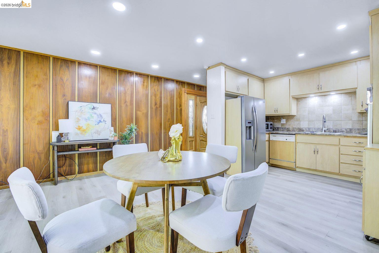 Detail Gallery Image 4 of 38 For 6635 Banning Dr, Oakland,  CA 94611 - 2 Beds | 1/1 Baths