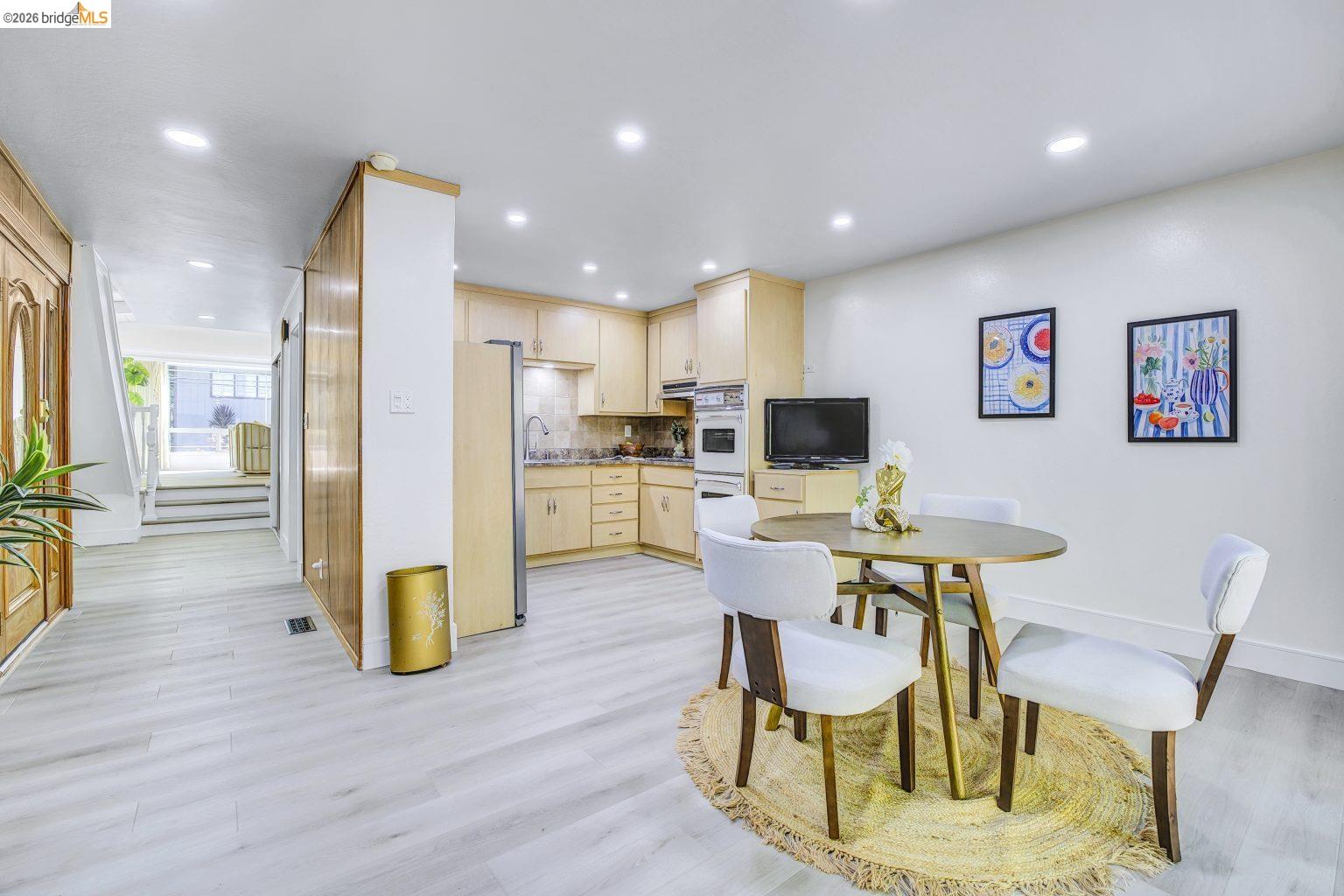 Detail Gallery Image 5 of 38 For 6635 Banning Dr, Oakland,  CA 94611 - 2 Beds | 1/1 Baths