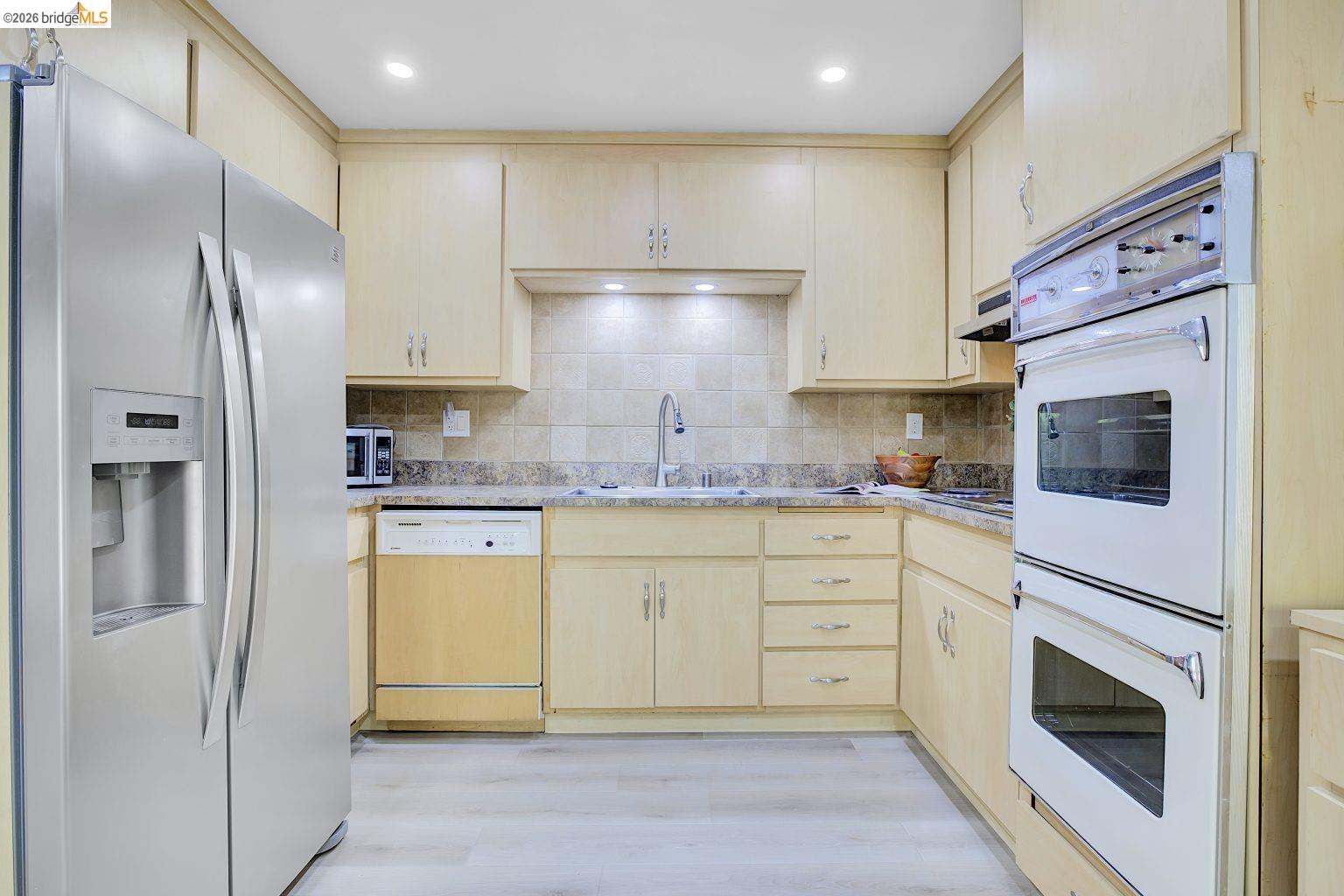 Detail Gallery Image 6 of 38 For 6635 Banning Dr, Oakland,  CA 94611 - 2 Beds | 1/1 Baths