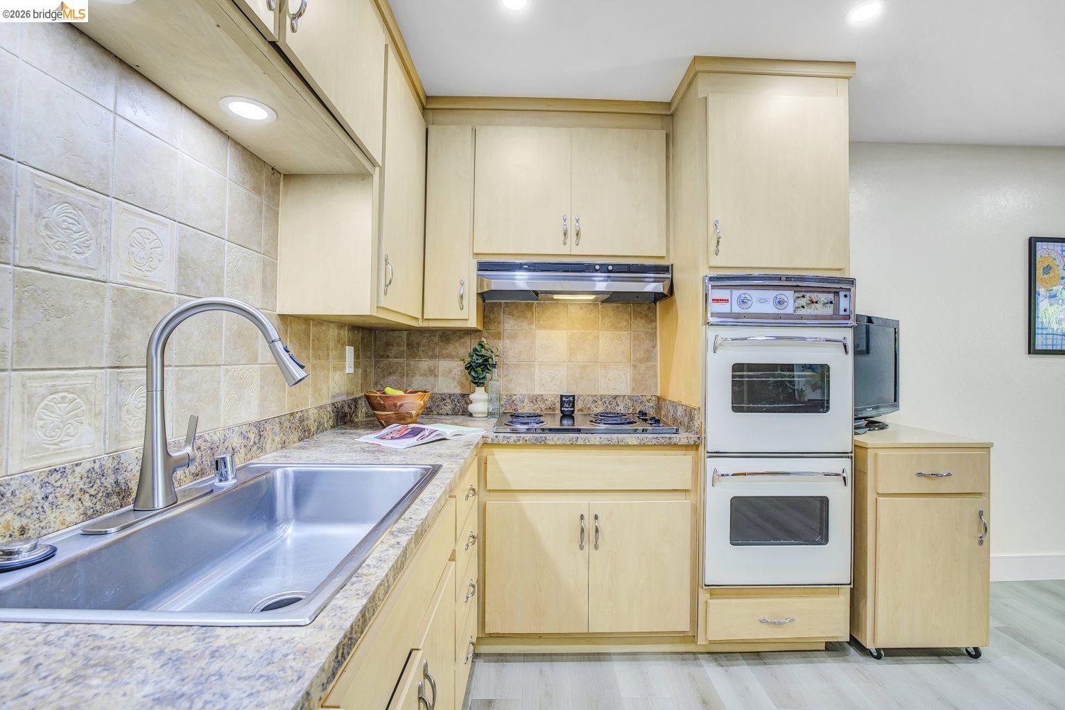 Detail Gallery Image 8 of 38 For 6635 Banning Dr, Oakland,  CA 94611 - 2 Beds | 1/1 Baths