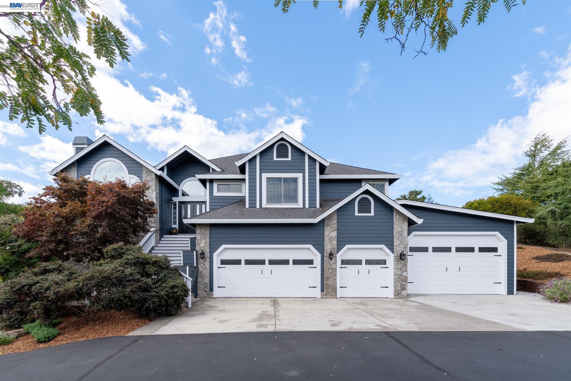 Detail Gallery Image 2 of 46 For 228 Stowring Rd, Petaluma,  CA 94952 - 4 Beds | 2/1 Baths