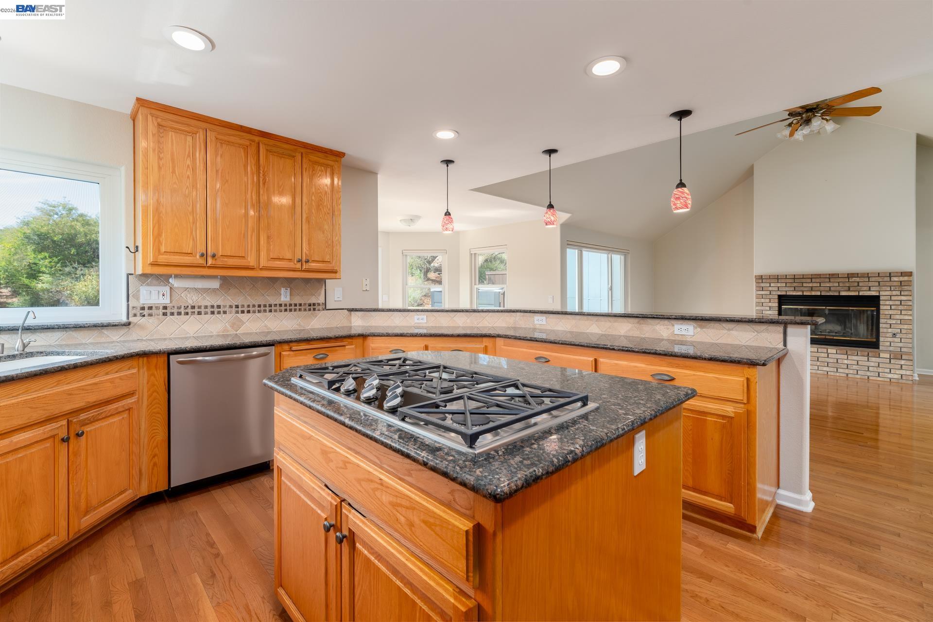 Detail Gallery Image 11 of 46 For 228 Stowring Rd, Petaluma,  CA 94952 - 4 Beds | 2/1 Baths