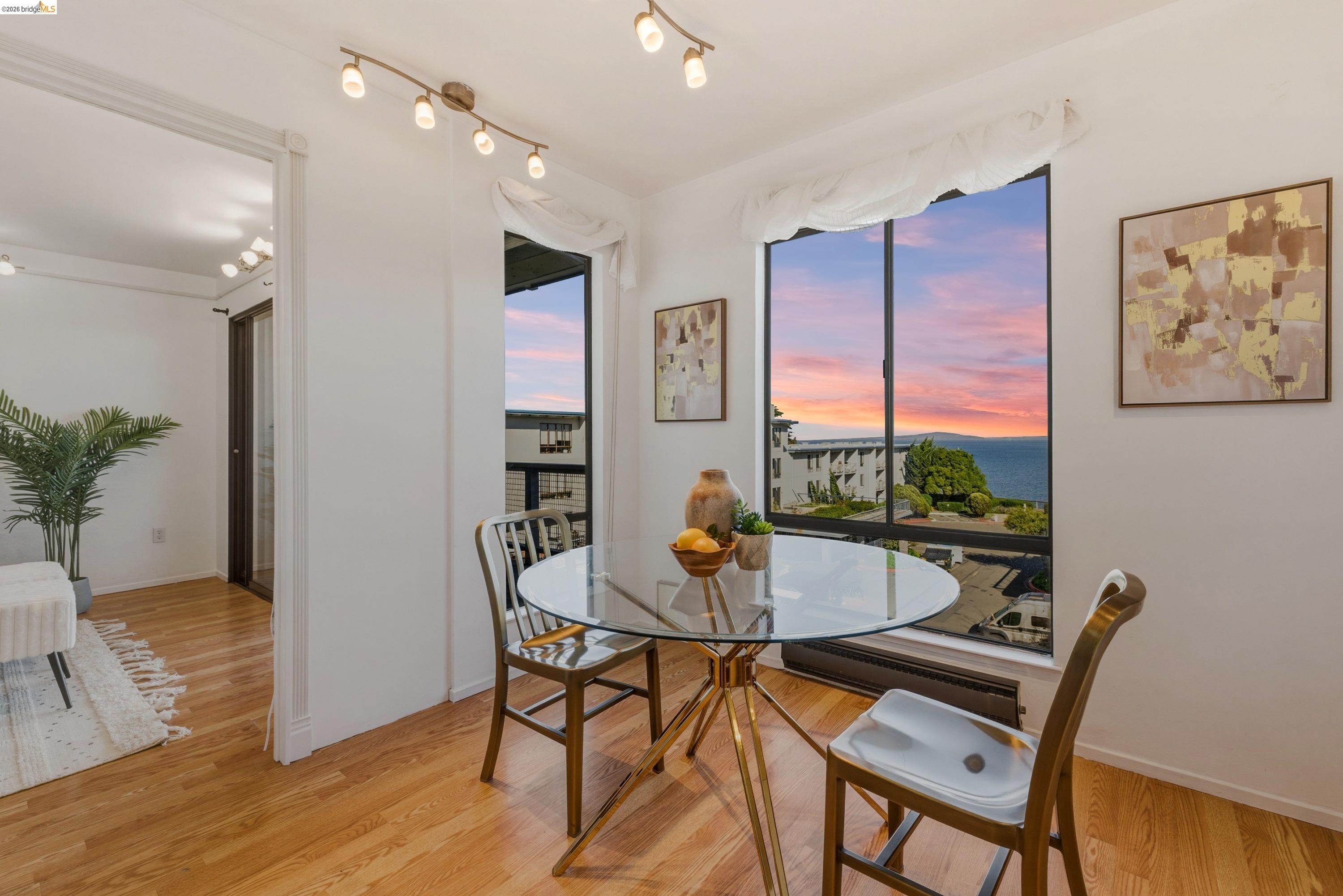 Detail Gallery Image 11 of 31 For 6 Commodore Dr #C450,  Emeryville,  CA 94608 - 2 Beds | 1/1 Baths