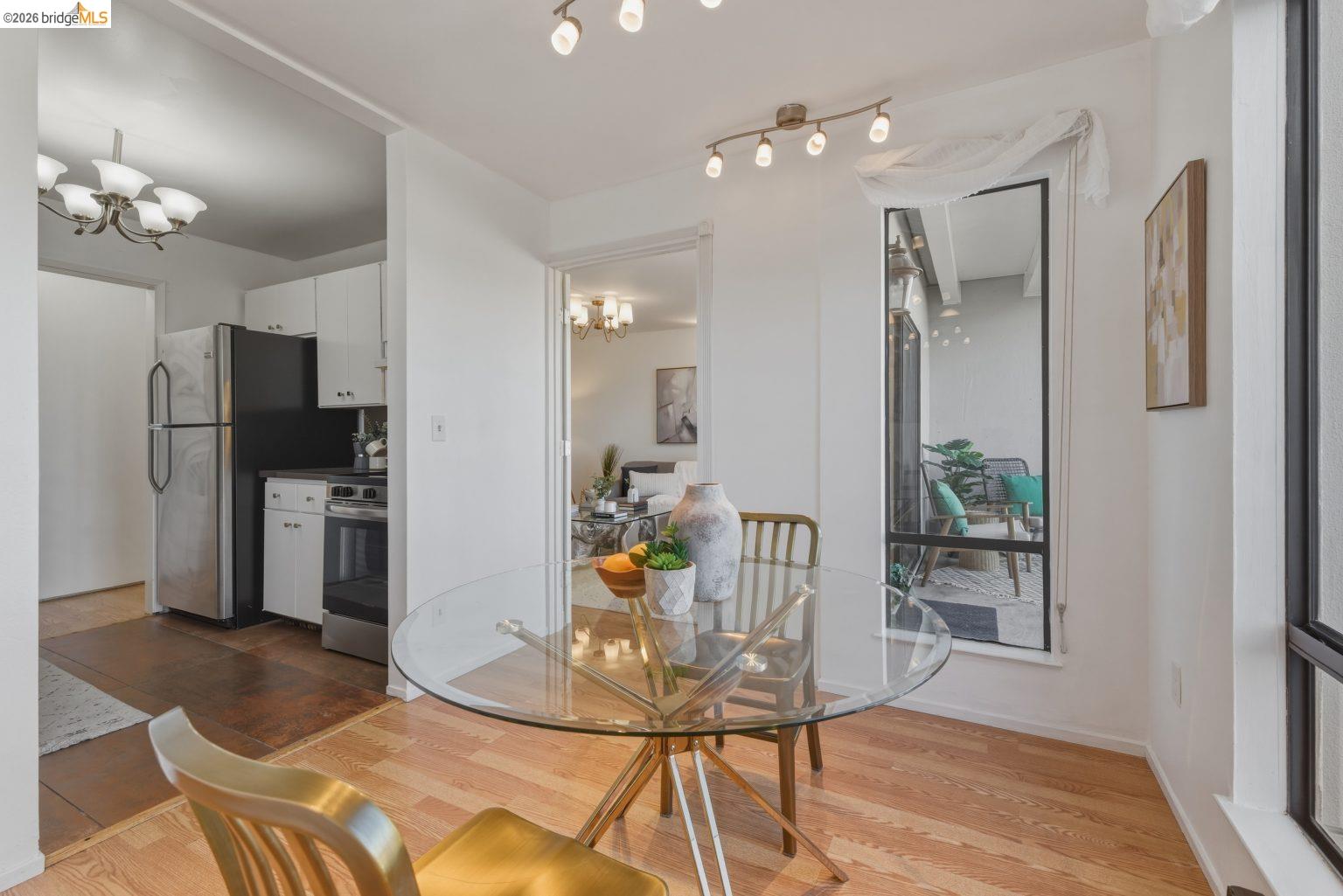 Detail Gallery Image 12 of 31 For 6 Commodore Dr #C450,  Emeryville,  CA 94608 - 2 Beds | 1/1 Baths