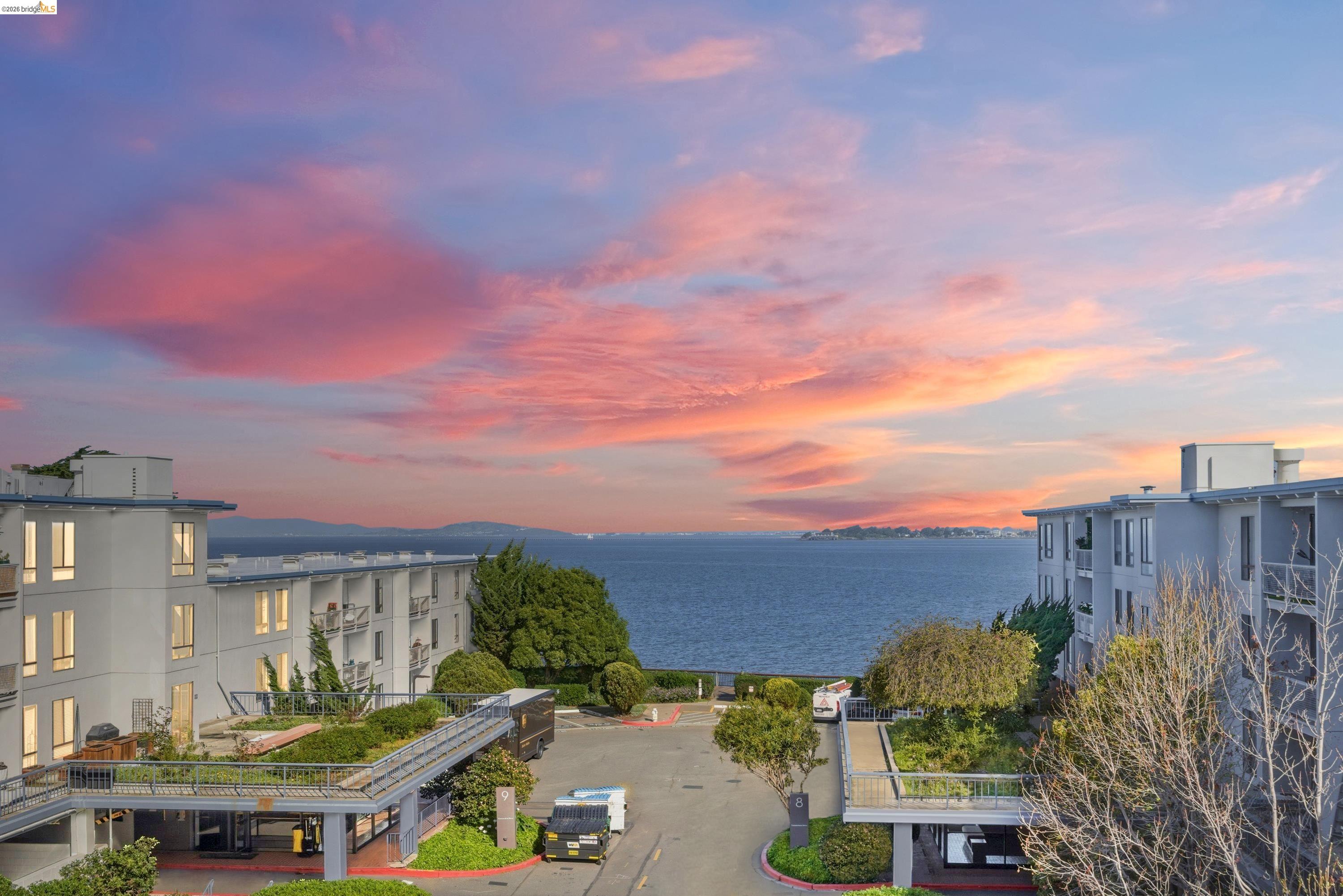 Detail Gallery Image 16 of 31 For 6 Commodore Dr #C450,  Emeryville,  CA 94608 - 2 Beds | 1/1 Baths