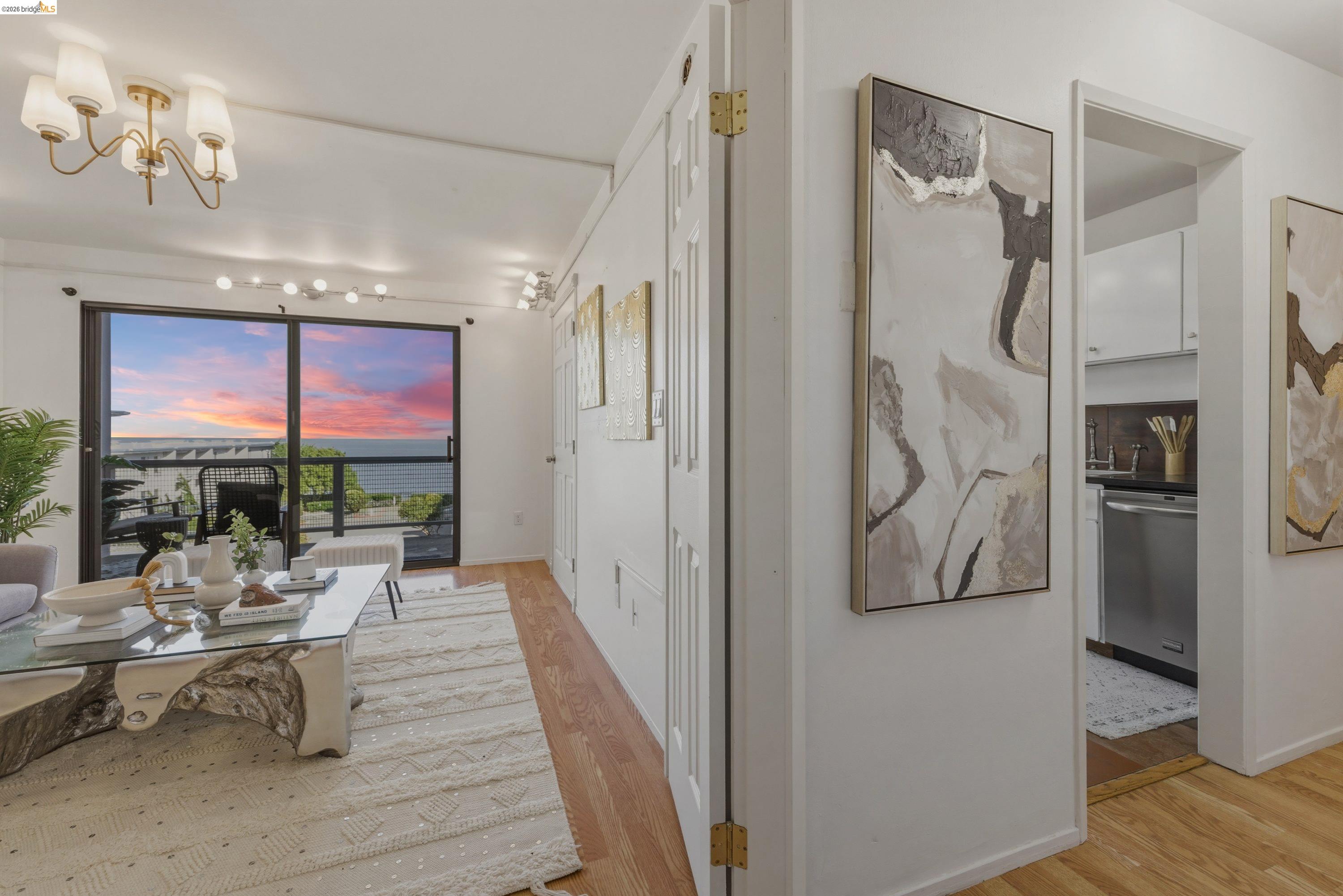 Detail Gallery Image 3 of 31 For 6 Commodore Dr #C450,  Emeryville,  CA 94608 - 2 Beds | 1/1 Baths