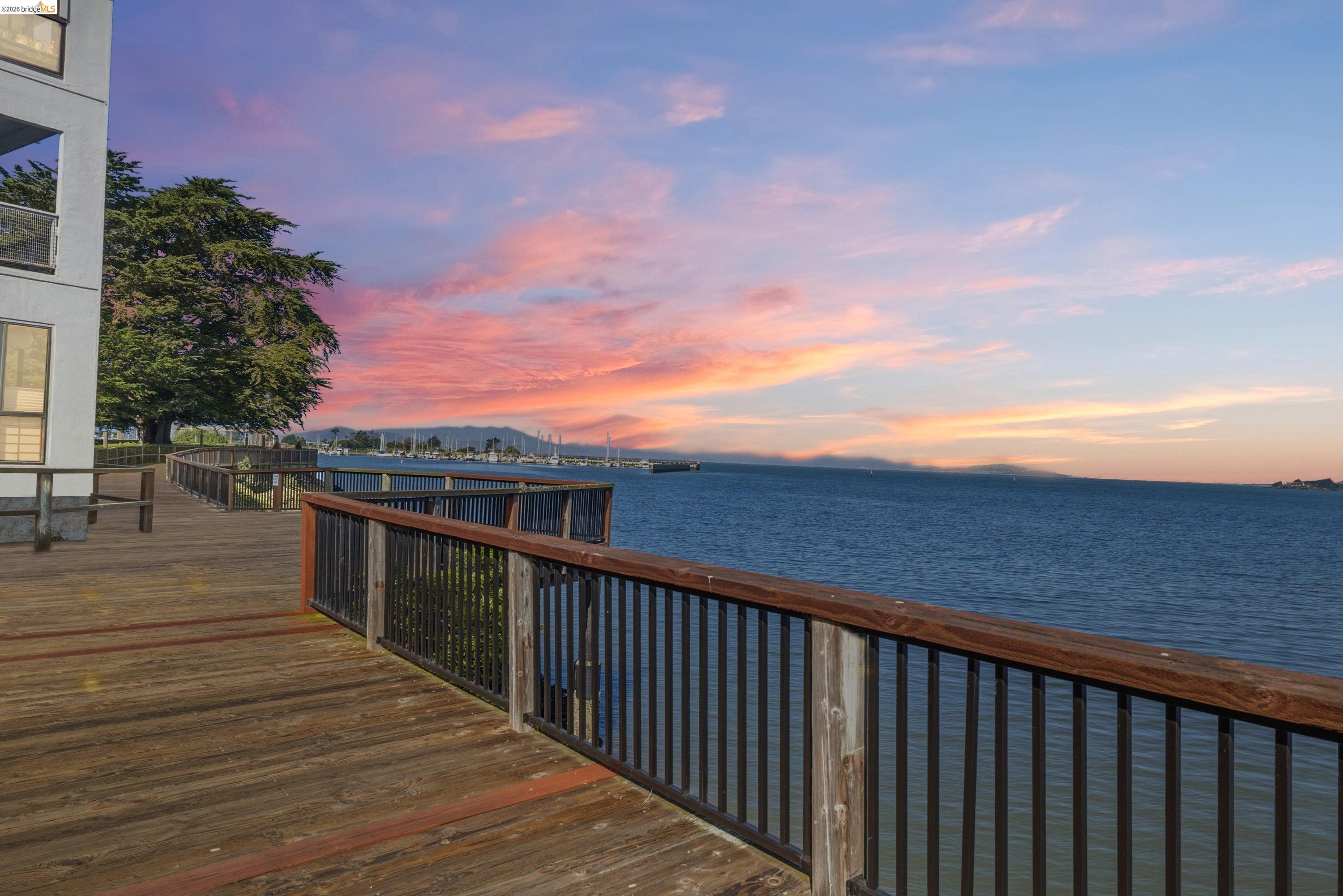 Detail Gallery Image 30 of 31 For 6 Commodore Dr #C450,  Emeryville,  CA 94608 - 2 Beds | 1/1 Baths