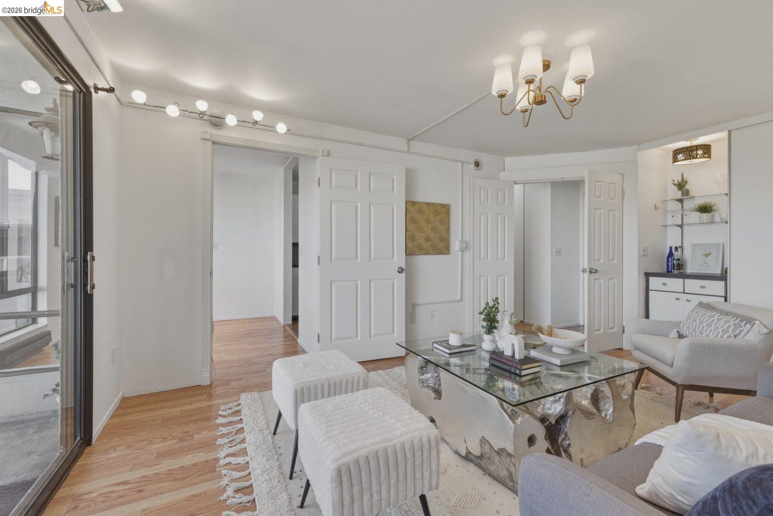 Detail Gallery Image 4 of 31 For 6 Commodore Dr #C450,  Emeryville,  CA 94608 - 2 Beds | 1/1 Baths