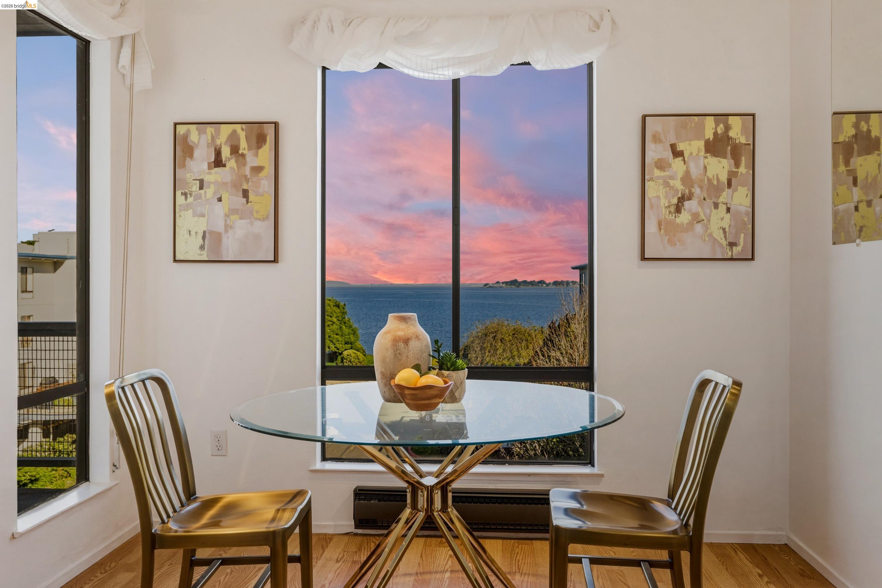 Detail Gallery Image 10 of 31 For 6 Commodore Dr #C450,  Emeryville,  CA 94608 - 2 Beds | 1/1 Baths