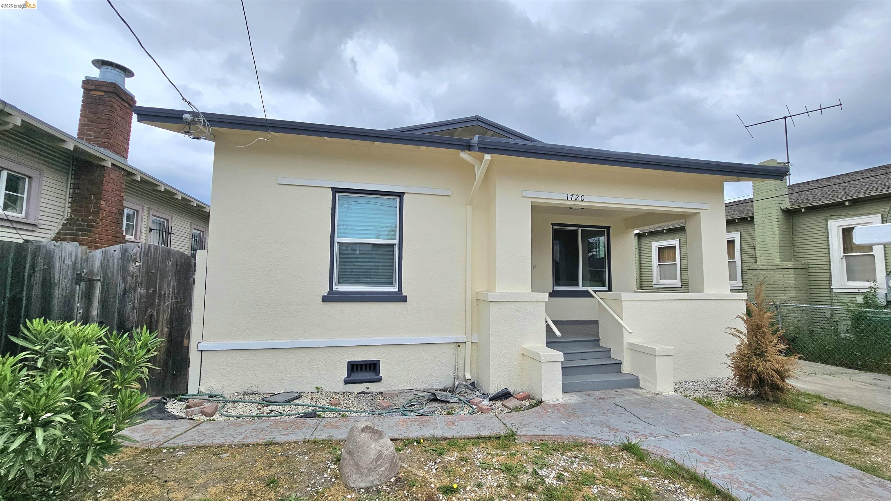 Detail Gallery Image 2 of 19 For 1720 67th Ave, Oakland,  CA 94621 - 3 Beds | 1 Baths