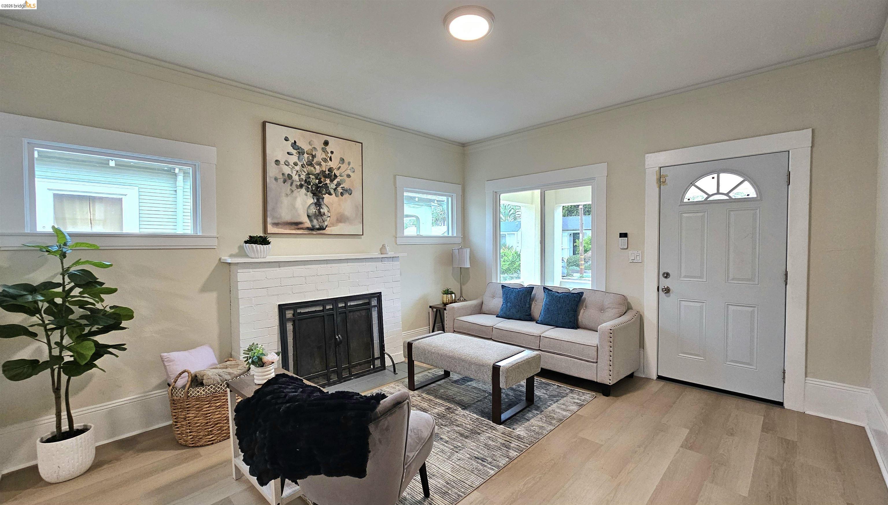 Detail Gallery Image 4 of 19 For 1720 67th Ave, Oakland,  CA 94621 - 3 Beds | 1 Baths