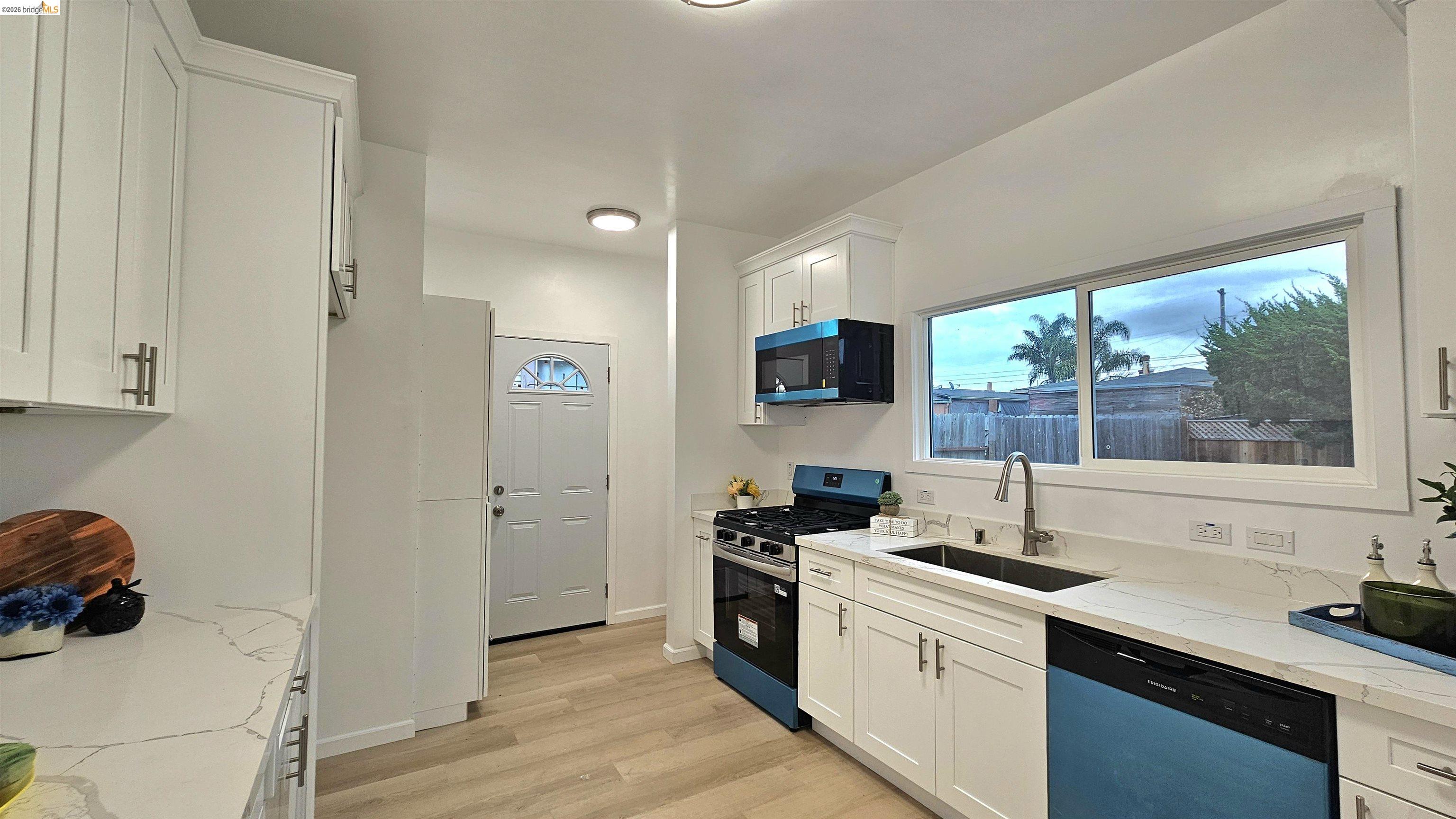 Detail Gallery Image 7 of 19 For 1720 67th Ave, Oakland,  CA 94621 - 3 Beds | 1 Baths