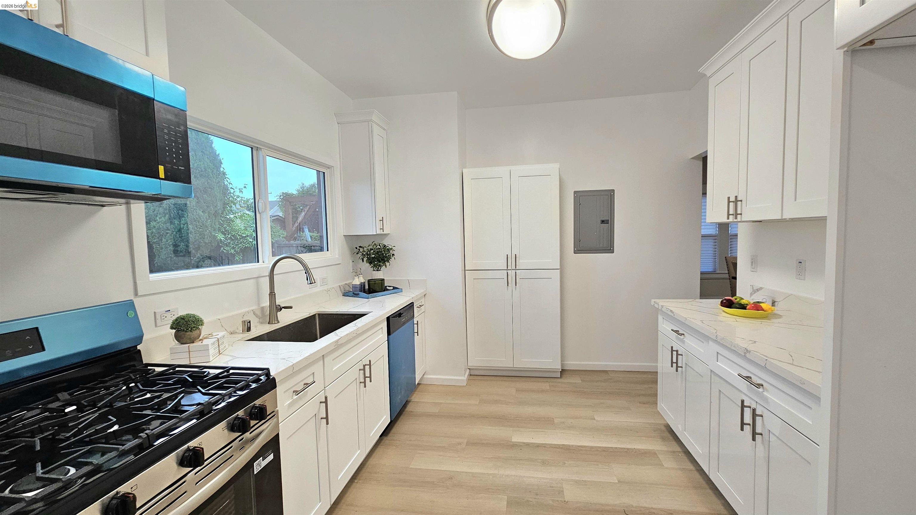 Detail Gallery Image 8 of 19 For 1720 67th Ave, Oakland,  CA 94621 - 3 Beds | 1 Baths