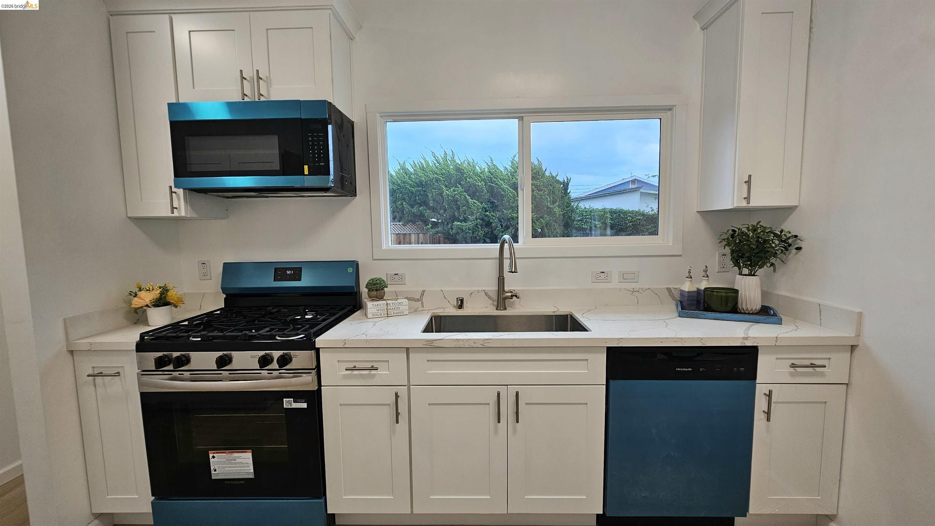 Detail Gallery Image 9 of 19 For 1720 67th Ave, Oakland,  CA 94621 - 3 Beds | 1 Baths