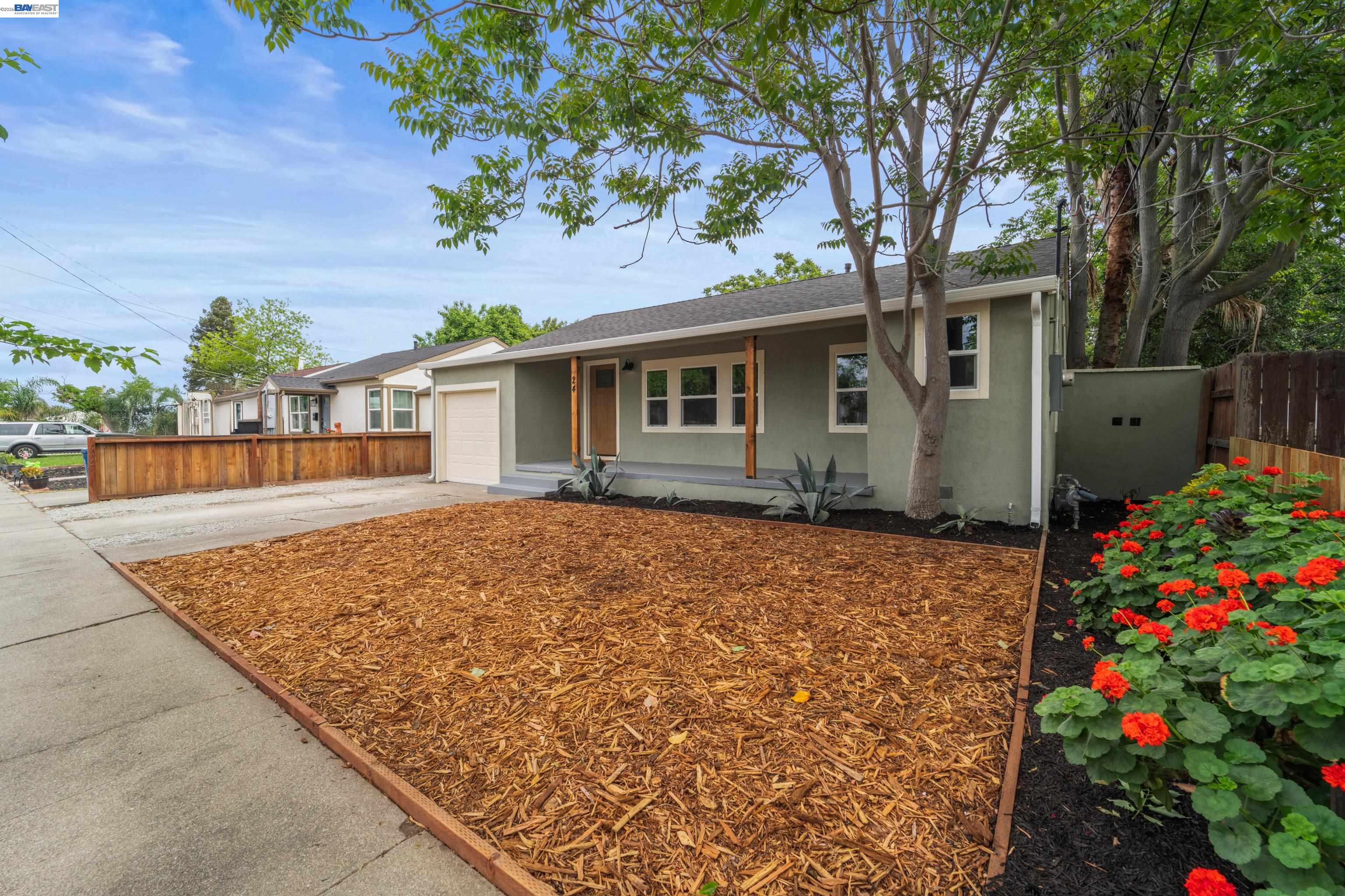 Detail Gallery Image 3 of 42 For 24 Lawrence Ave, Antioch,  CA 94509 - 2 Beds | 1 Baths