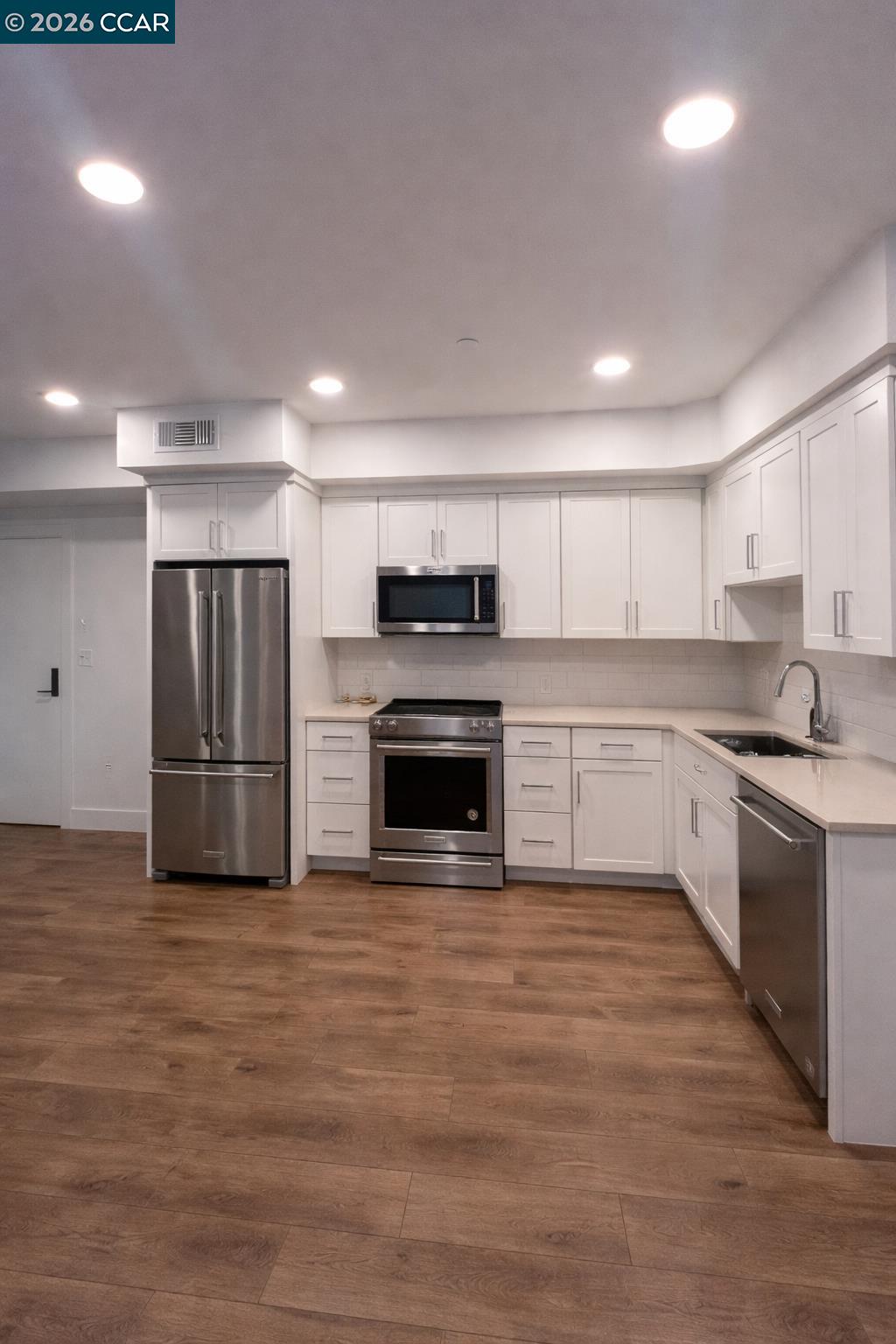 Detail Gallery Image 5 of 11 For 10300 San Pablo Ave #202,  El Cerrito,  CA 94530 - 3 Beds | 2 Baths