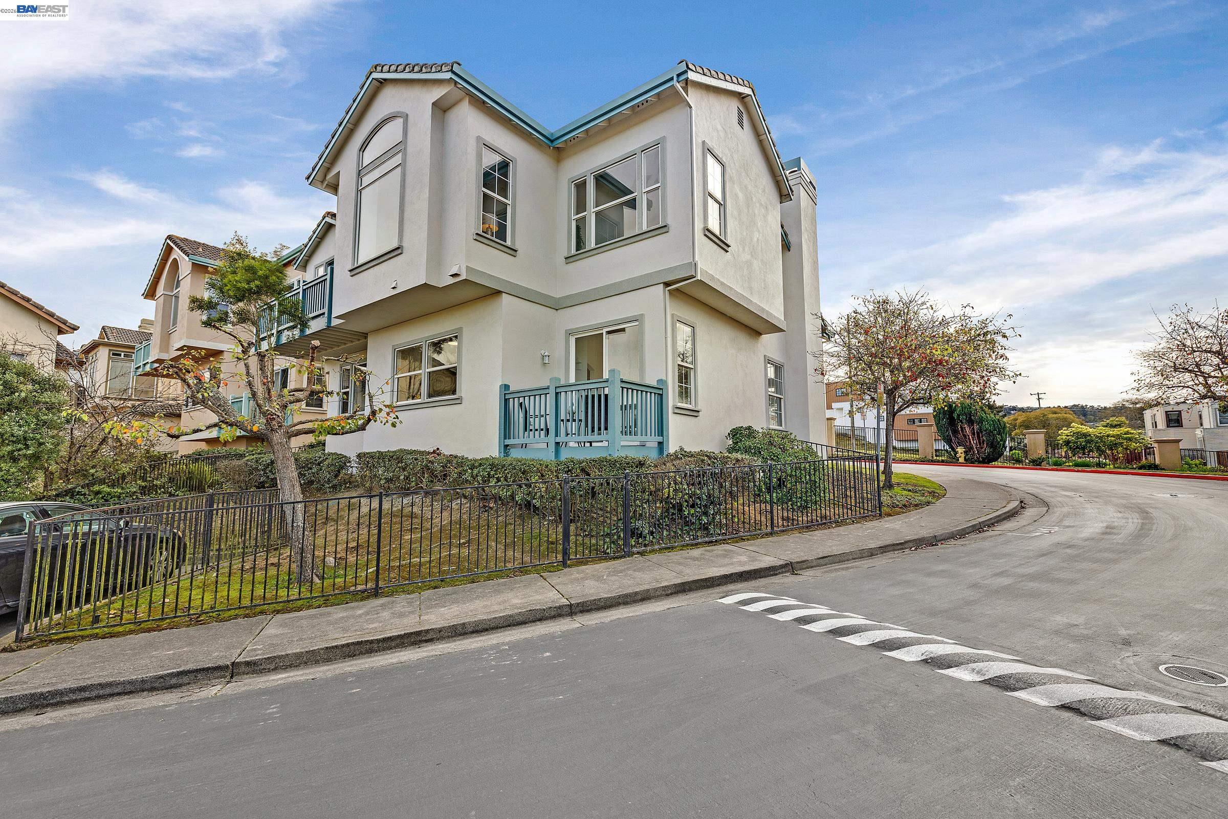 Detail Gallery Image 4 of 55 For 22 Buena Vista Rd, South San Francisco,  CA 94080 - 4 Beds | 3 Baths