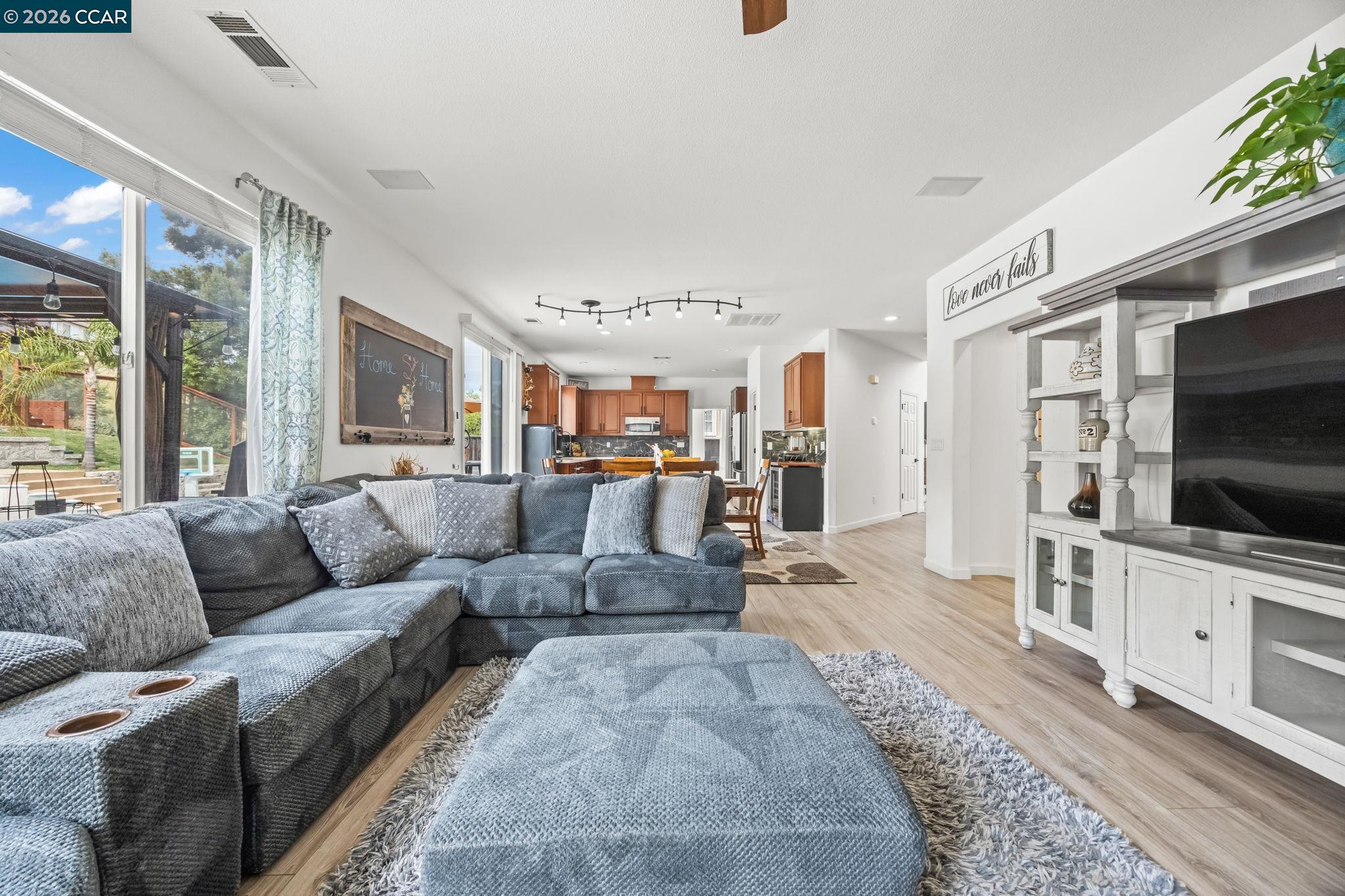 Detail Gallery Image 24 of 60 For 911 Autumn Oak Cir, Concord,  CA 94521 - 4 Beds | 3/1 Baths