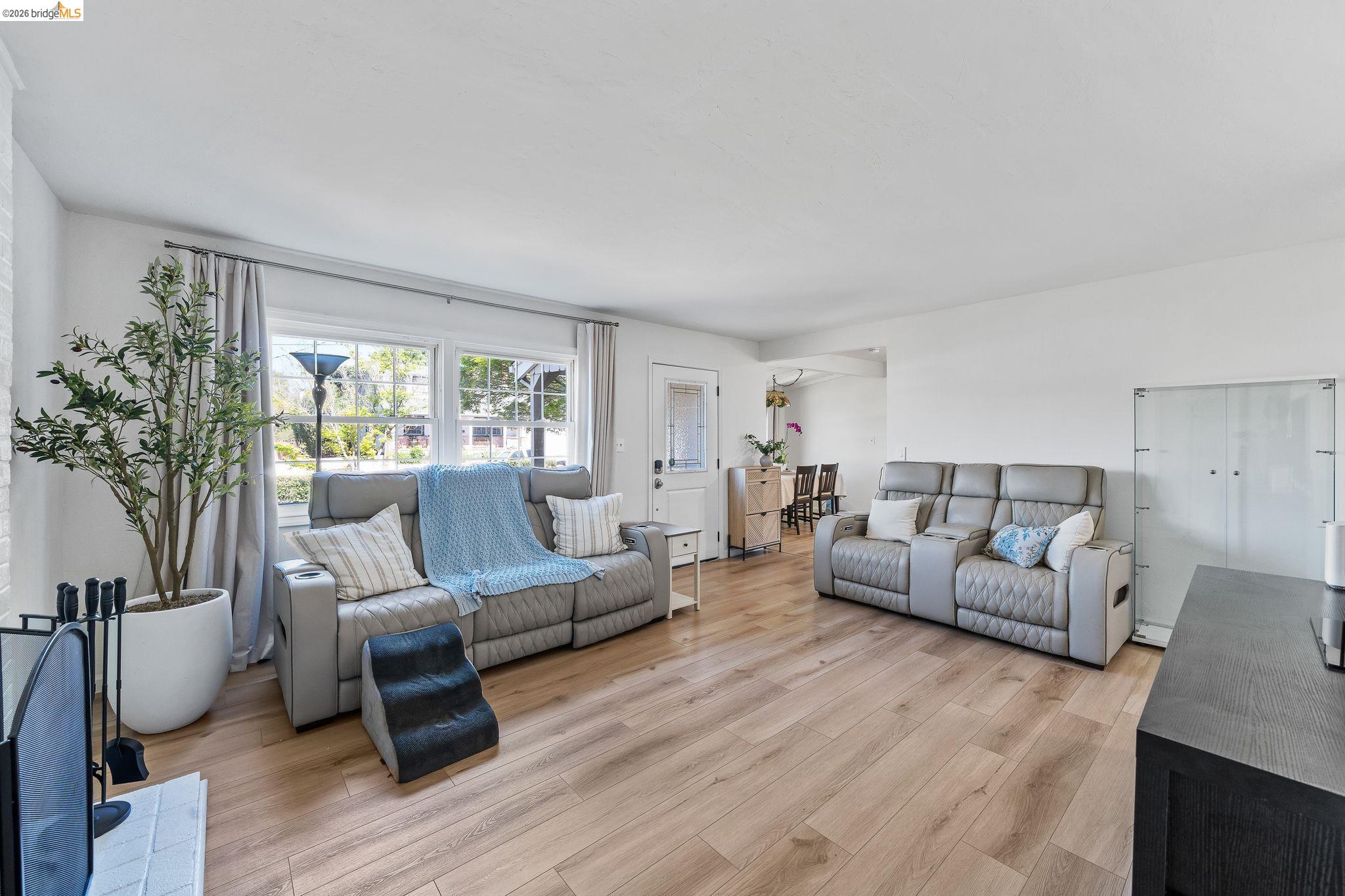 Detail Gallery Image 6 of 16 For 2410 Colusa, Pinole,  CA 94564 - 4 Beds | 2 Baths