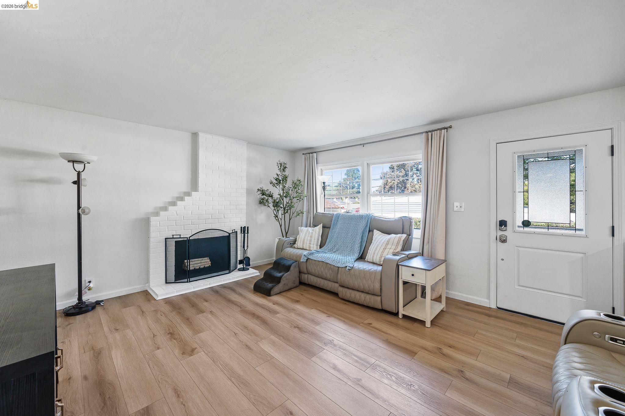 Detail Gallery Image 7 of 16 For 2410 Colusa, Pinole,  CA 94564 - 4 Beds | 2 Baths