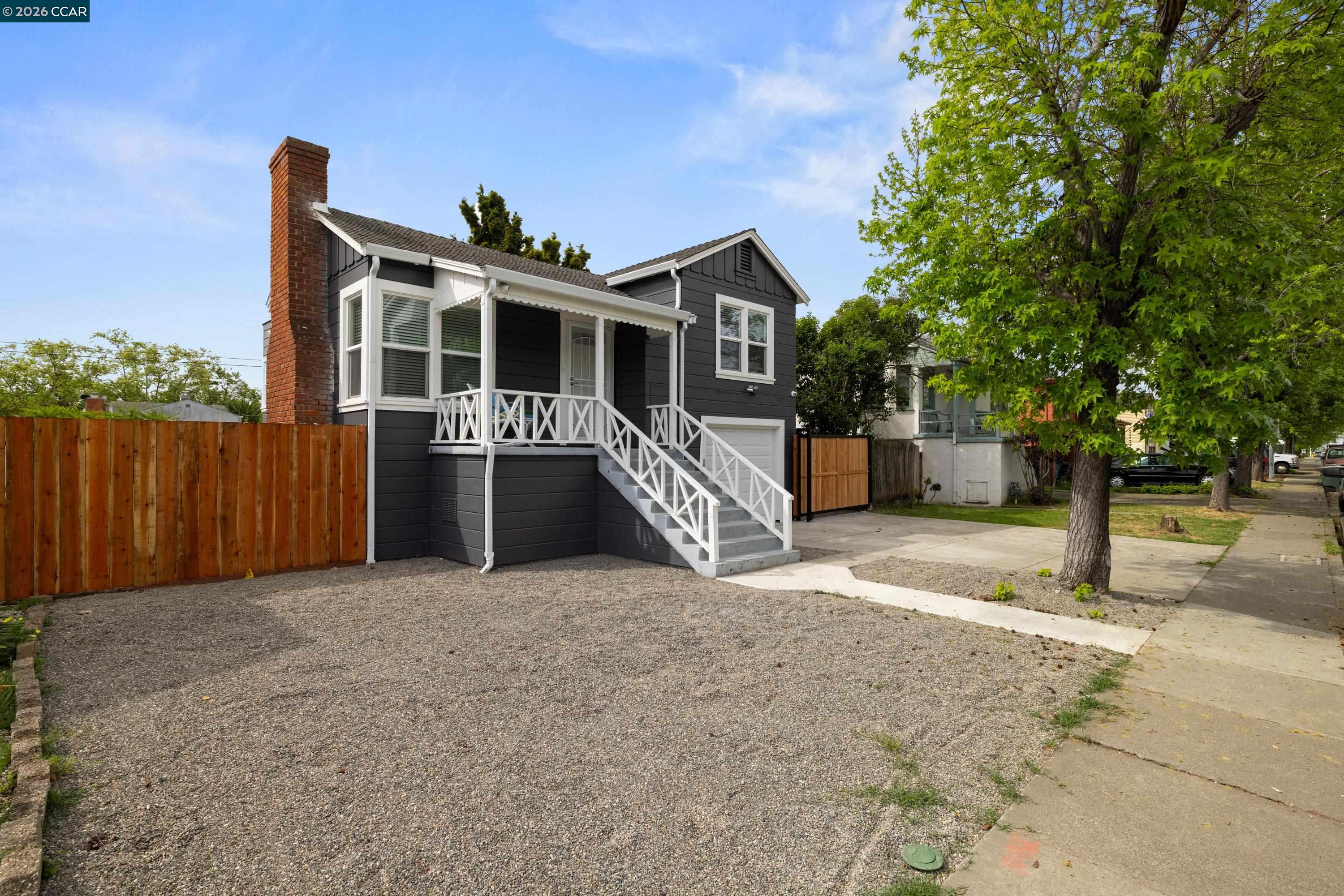 Detail Gallery Image 3 of 29 For 2039 Tennessee St, Vallejo,  CA 94590 - 3 Beds | 2 Baths