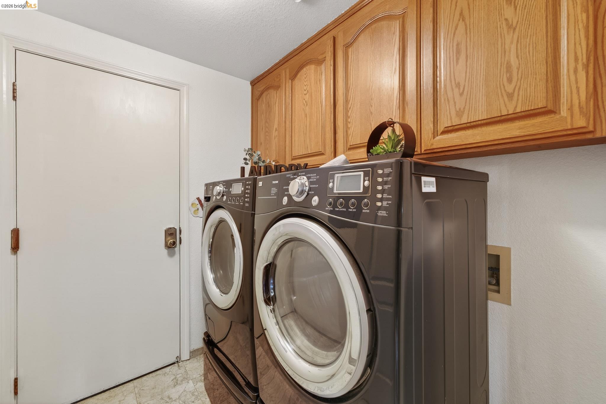 Detail Gallery Image 19 of 42 For 4963 Stoneridge Ct, Oakland,  CA 94605 - 3 Beds | 2/1 Baths