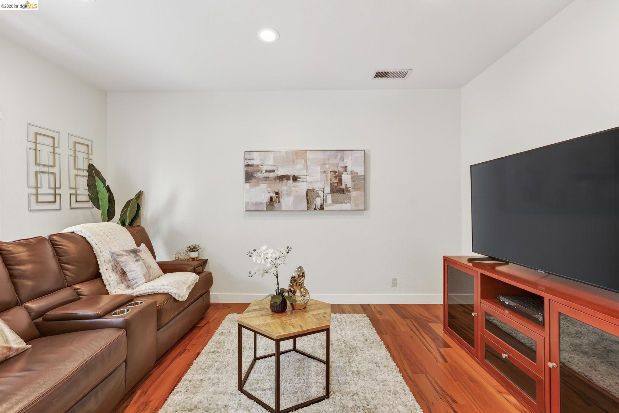 Detail Gallery Image 20 of 42 For 4963 Stoneridge Ct, Oakland,  CA 94605 - 3 Beds | 2/1 Baths