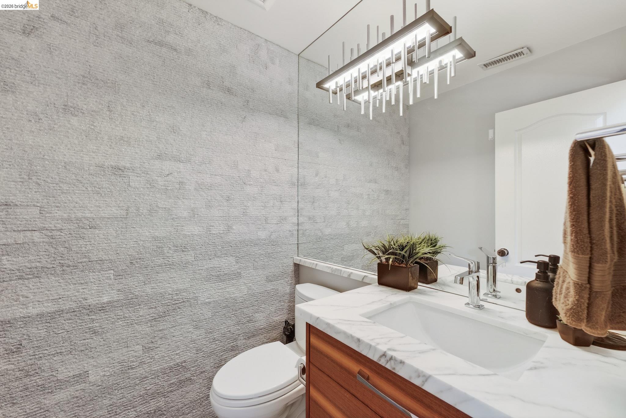 Detail Gallery Image 23 of 42 For 4963 Stoneridge Ct, Oakland,  CA 94605 - 3 Beds | 2/1 Baths