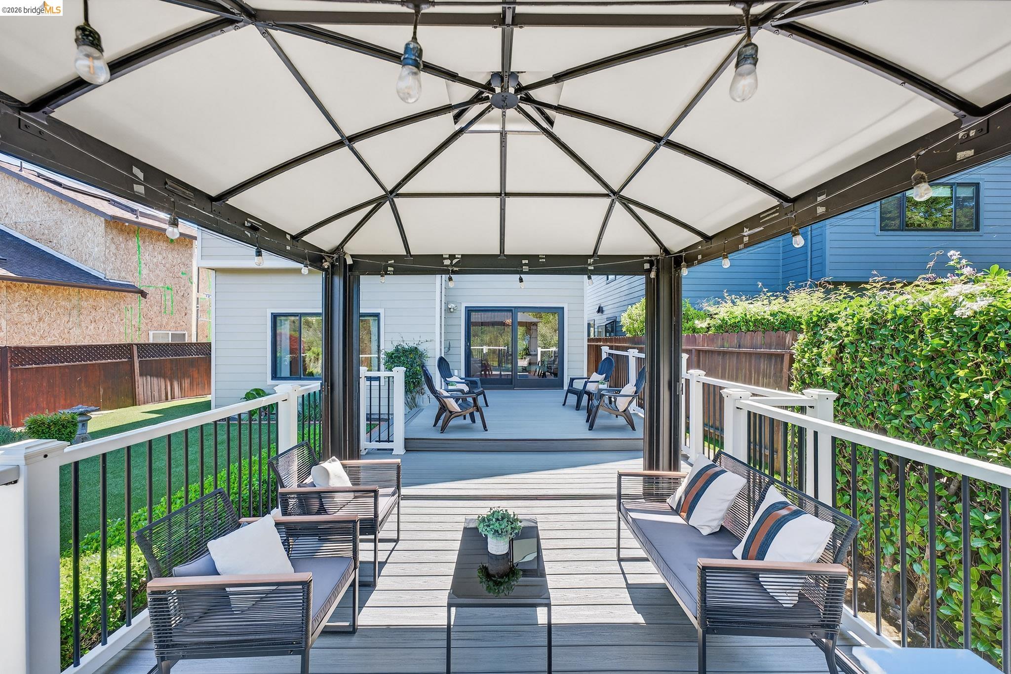 Detail Gallery Image 38 of 42 For 4963 Stoneridge Ct, Oakland,  CA 94605 - 3 Beds | 2/1 Baths