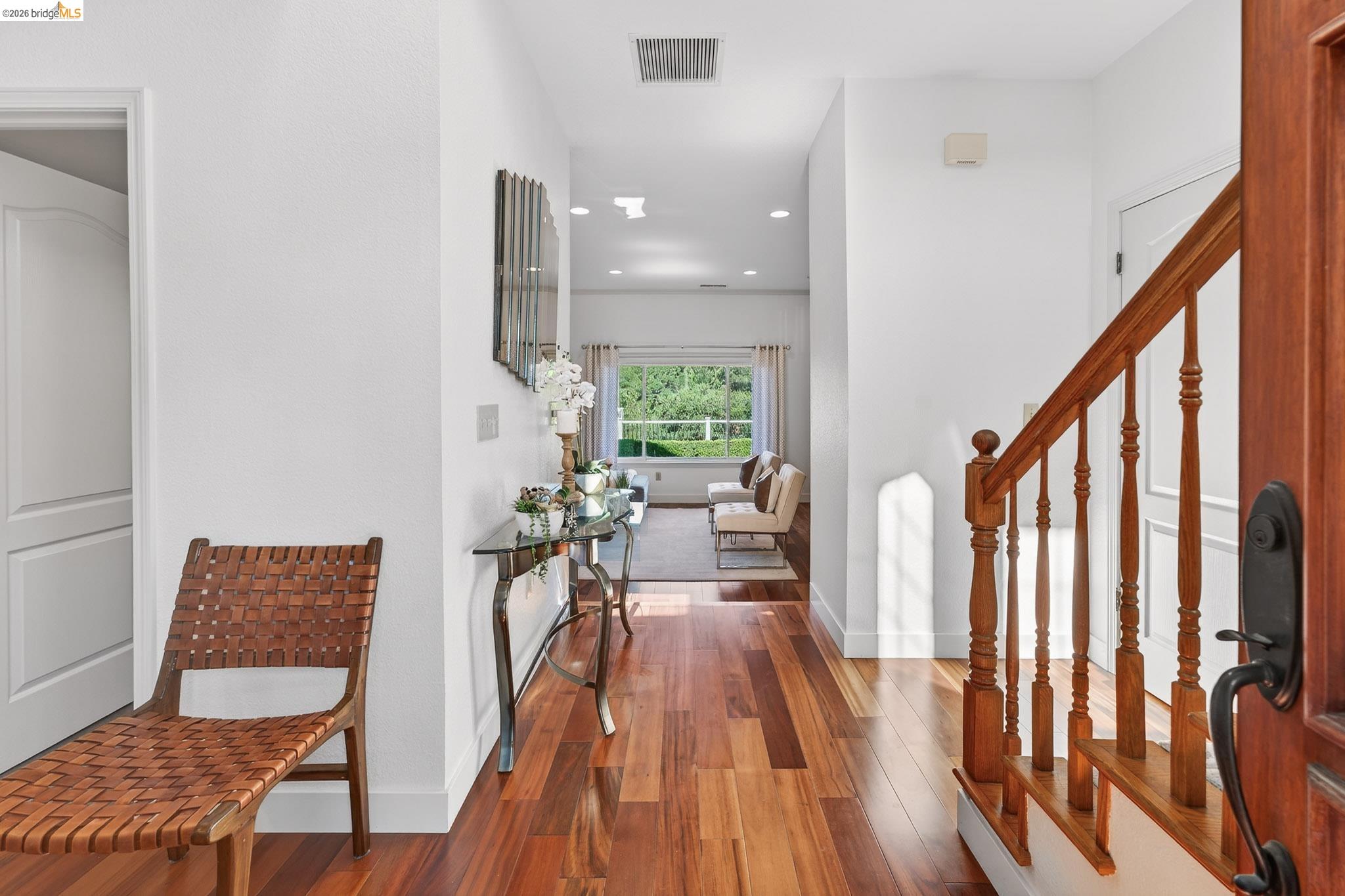 Detail Gallery Image 6 of 42 For 4963 Stoneridge Ct, Oakland,  CA 94605 - 3 Beds | 2/1 Baths