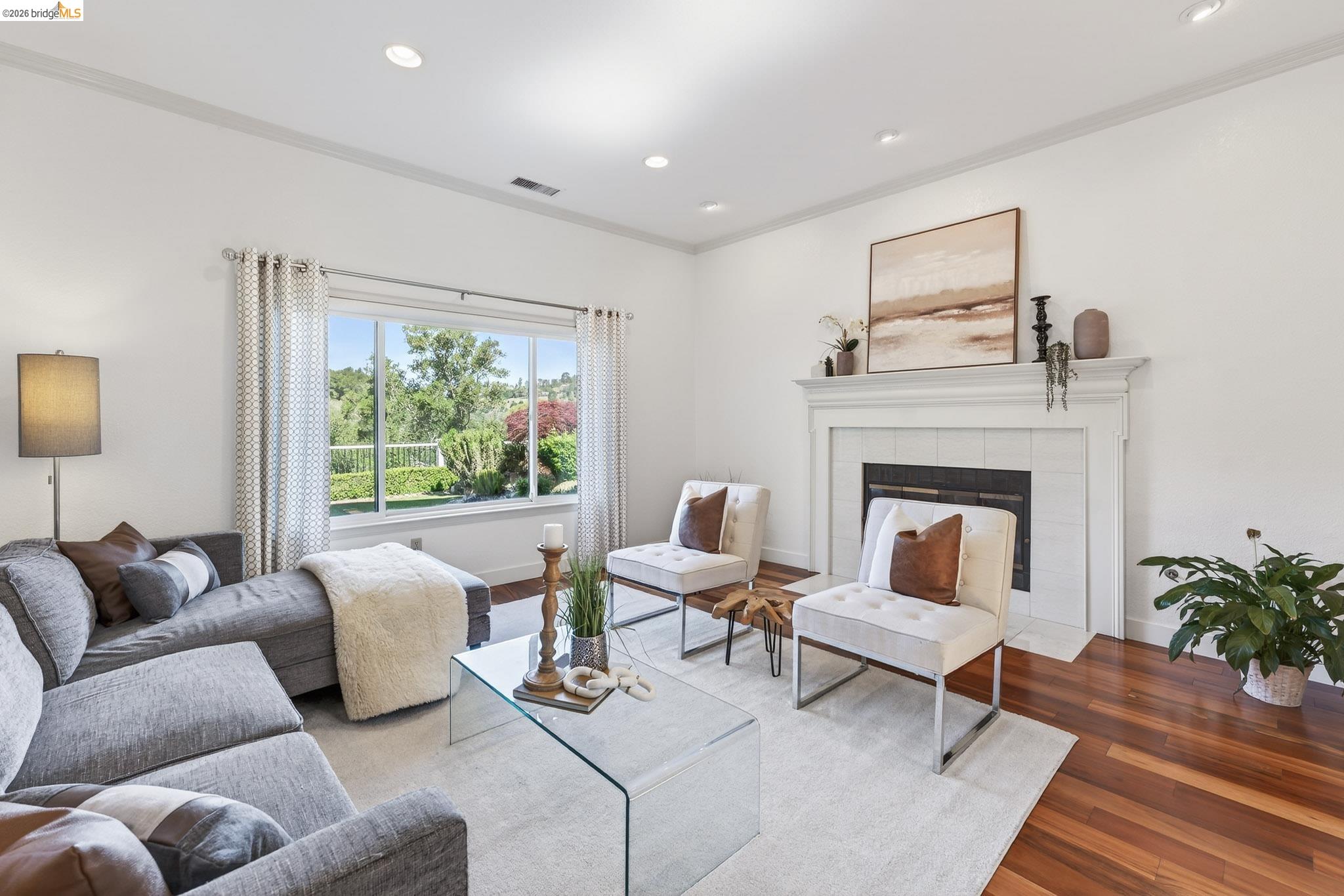 Detail Gallery Image 8 of 42 For 4963 Stoneridge Ct, Oakland,  CA 94605 - 3 Beds | 2/1 Baths