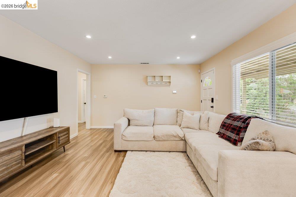 Detail Gallery Image 8 of 38 For 2020 Elinora Dr, Pleasant Hill,  CA 94523 - 3 Beds | 1 Baths