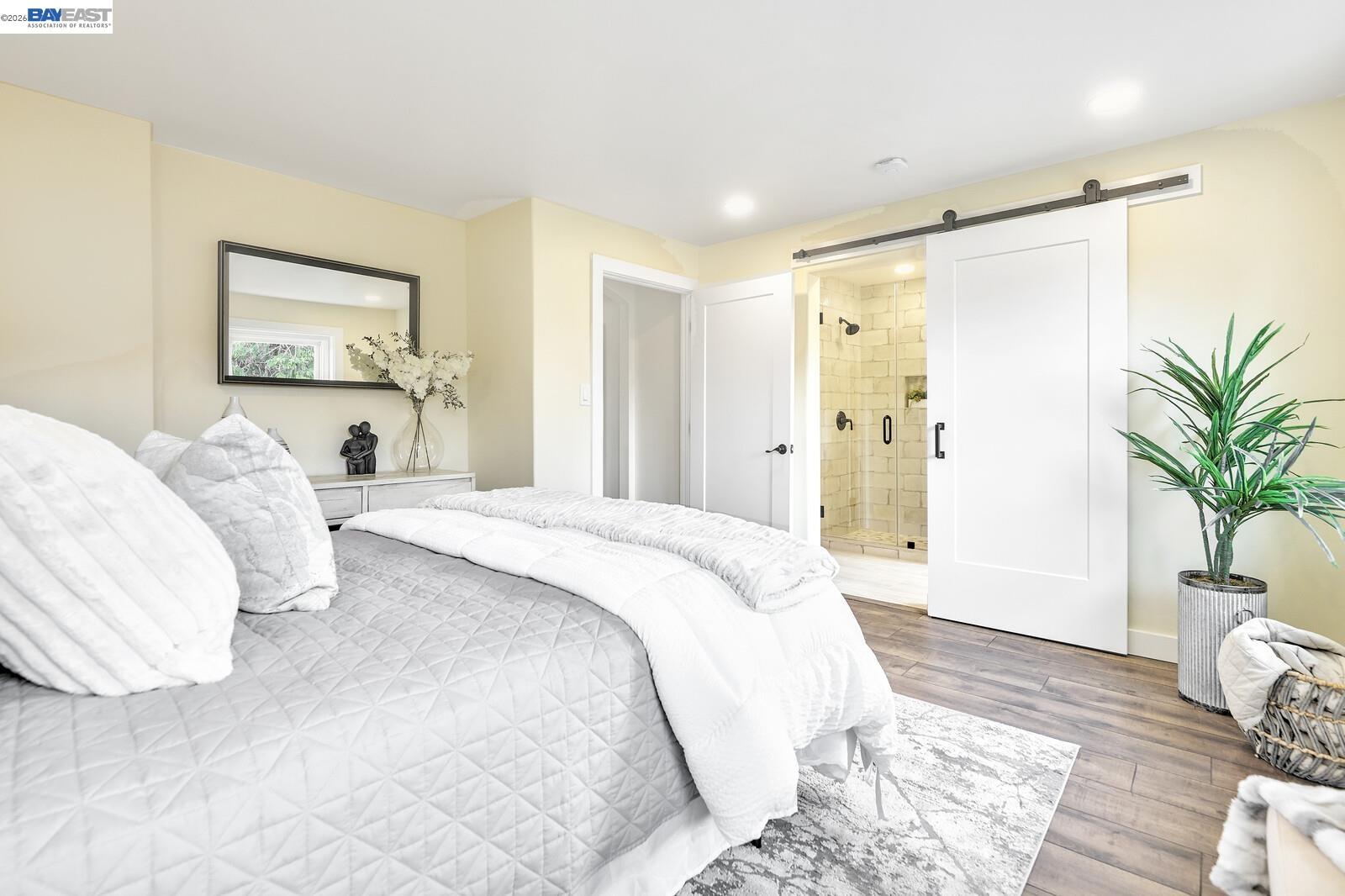 Detail Gallery Image 14 of 26 For 100 Sonia St., Oakland,  CA 94618 - 5 Beds | 3 Baths