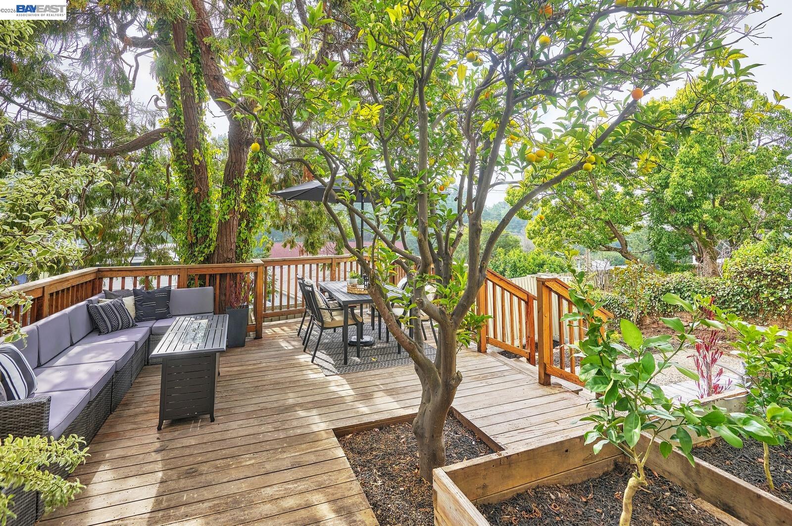 Detail Gallery Image 23 of 26 For 100 Sonia St., Oakland,  CA 94618 - 5 Beds | 3 Baths