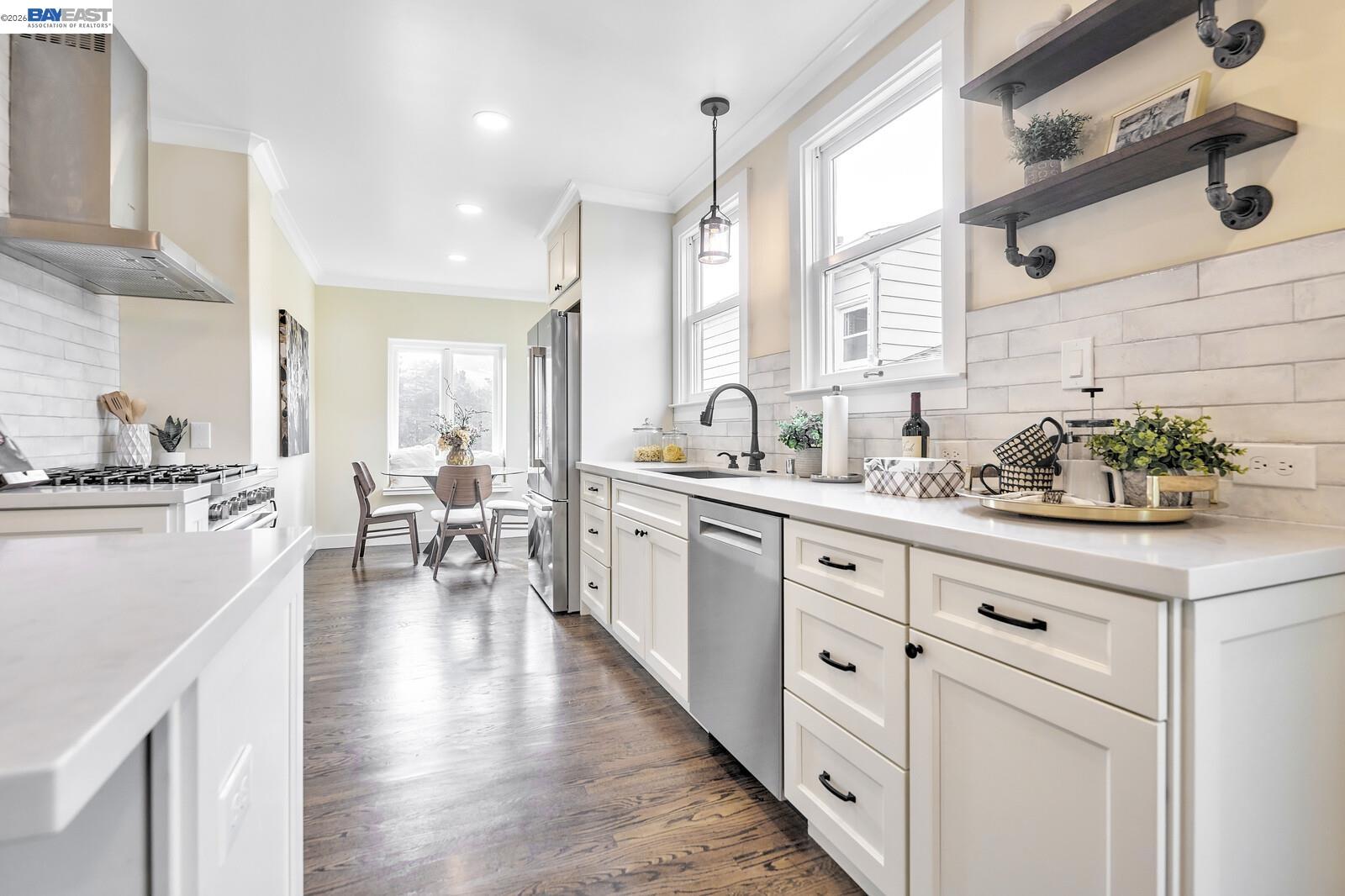 Detail Gallery Image 7 of 26 For 100 Sonia St., Oakland,  CA 94618 - 5 Beds | 3 Baths