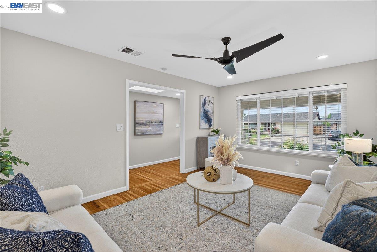 Detail Gallery Image 7 of 35 For 6168 Inglewood Dr, Pleasanton,  CA 94588 - 3 Beds | 2 Baths