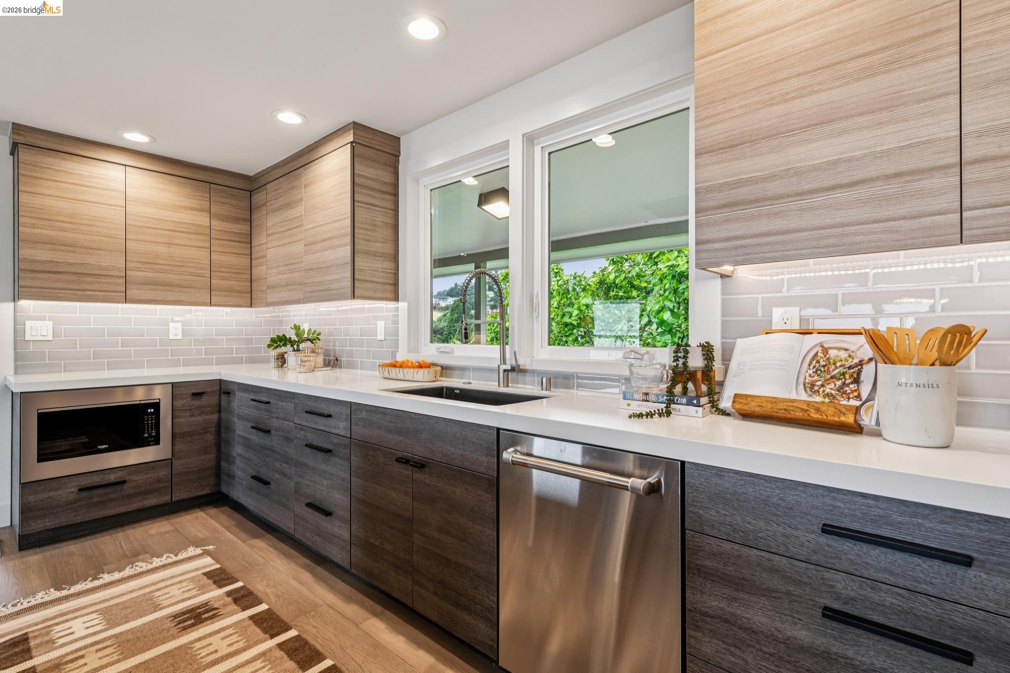 Detail Gallery Image 13 of 60 For 341 Rishell Dr, Oakland,  CA 94619 - 3 Beds | 2/1 Baths