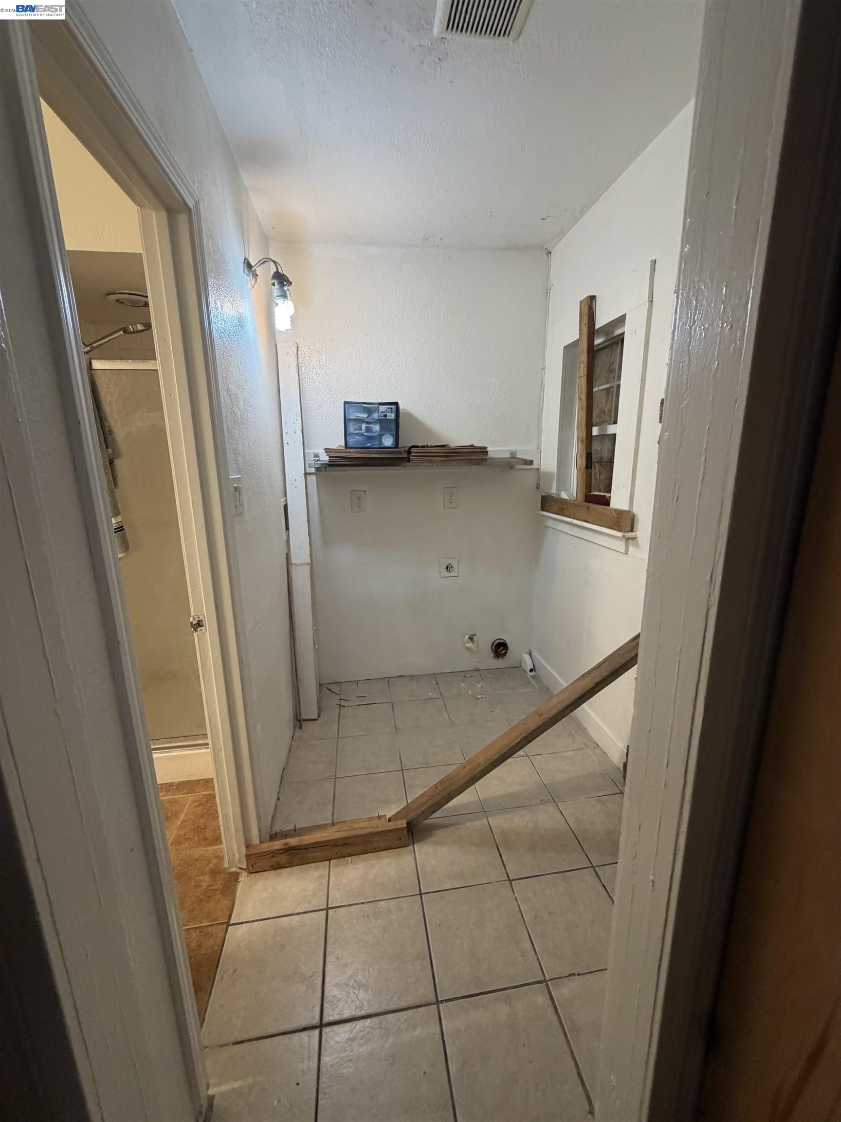 Detail Gallery Image 11 of 16 For 4058 Edwards Ave, Oakland,  CA 94605 - 3 Beds | 2 Baths